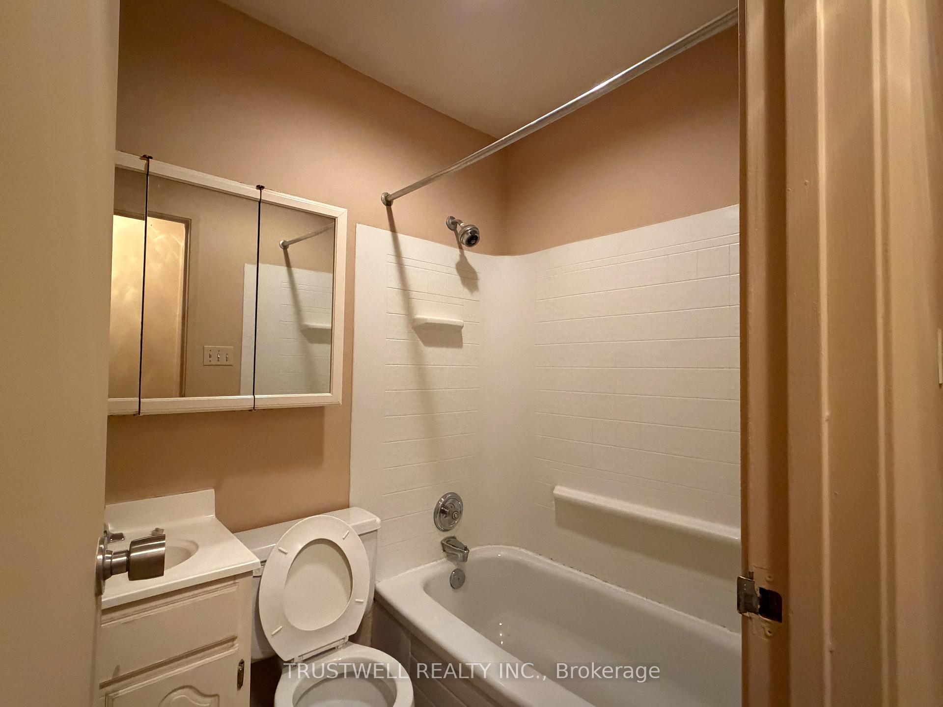 Photo 3 of Unit 4, 373 Broadview Avenue, Toronto, North Riverdale — HOMEH