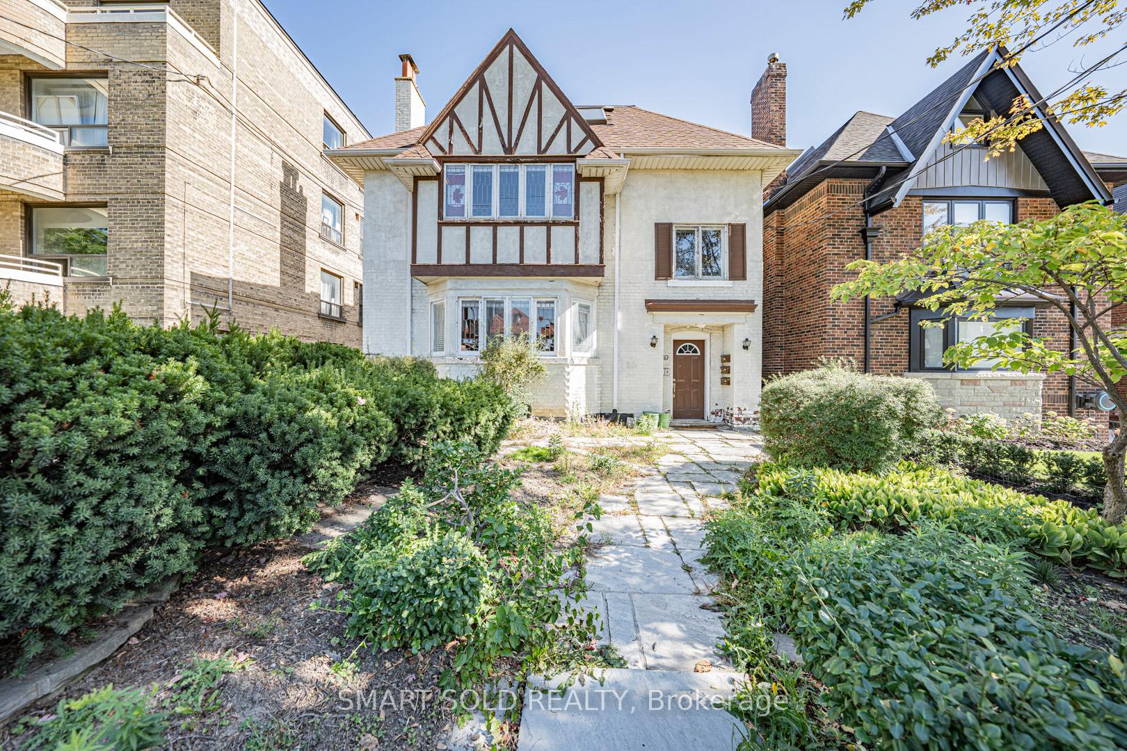 Front of 889 Avenue Road
