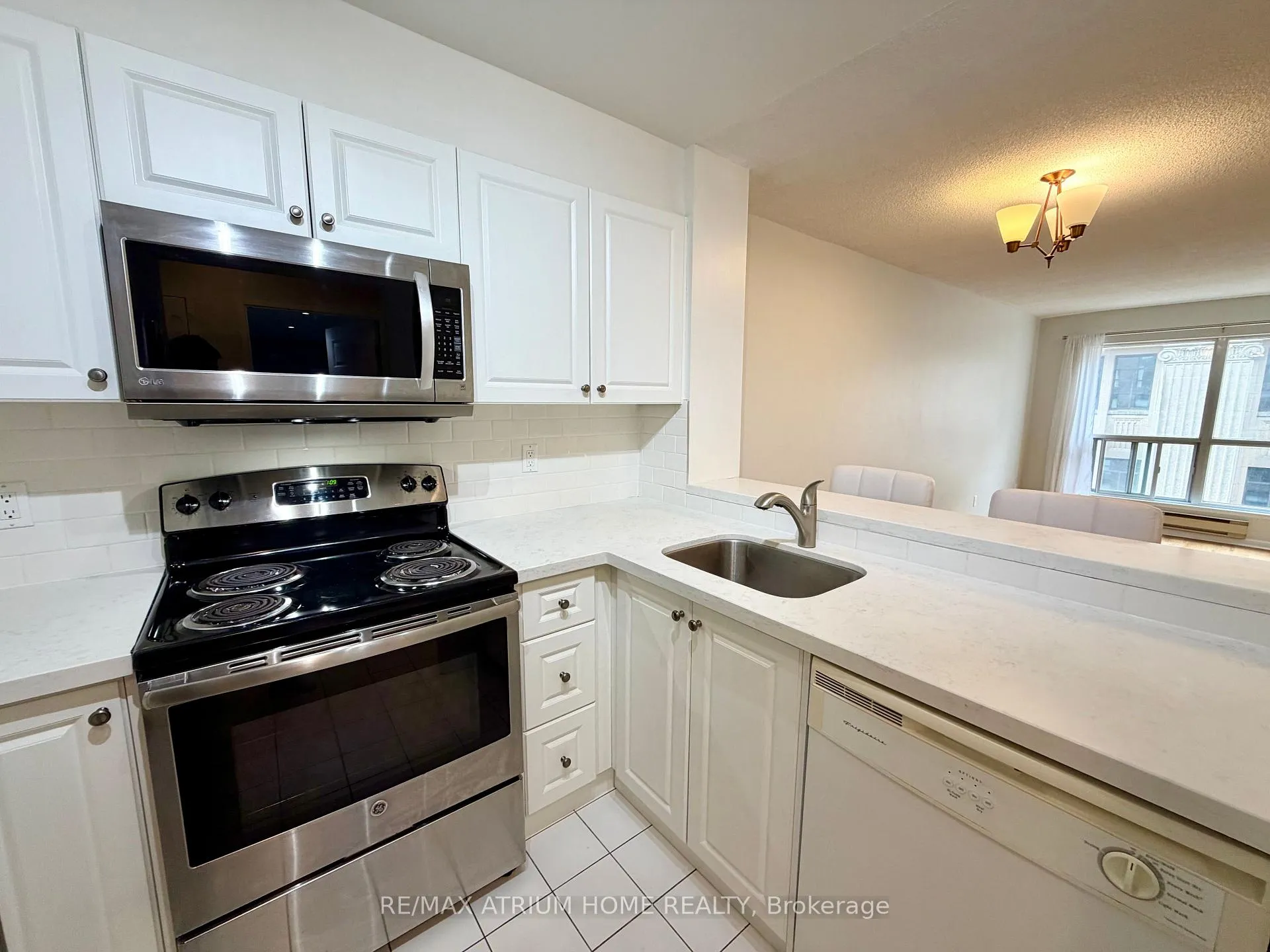 Photo 4 of Unit 910, 7 Carlton Street, Toronto, Church-Yonge Corridor — HOMEH