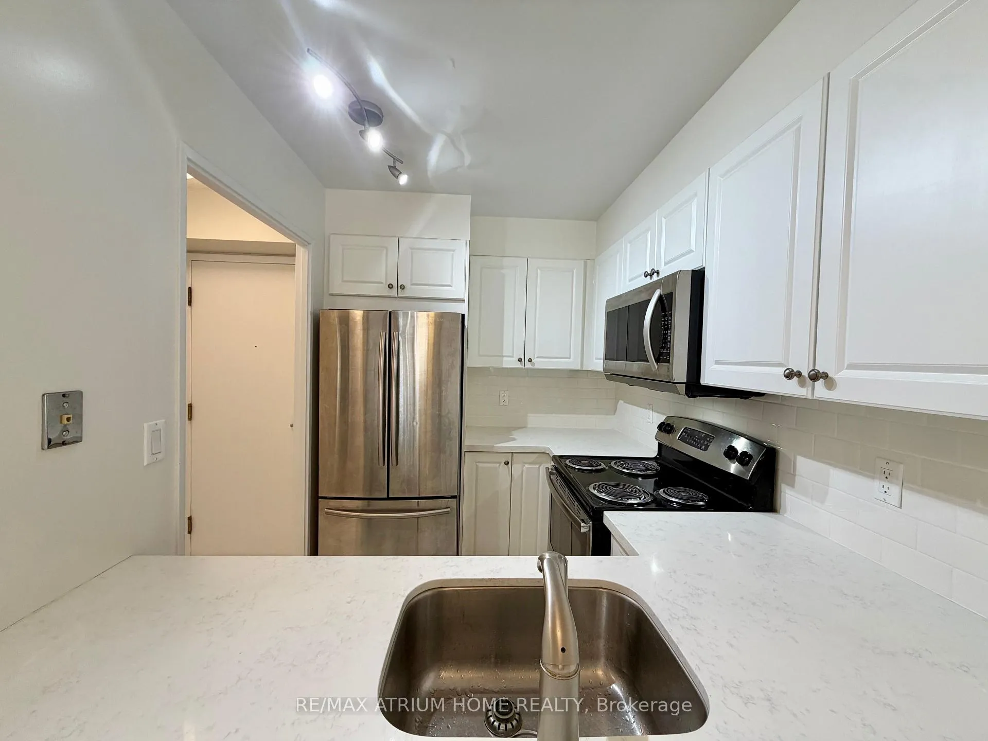 Photo 5 of Unit 910, 7 Carlton Street, Toronto, Church-Yonge Corridor — HOMEH