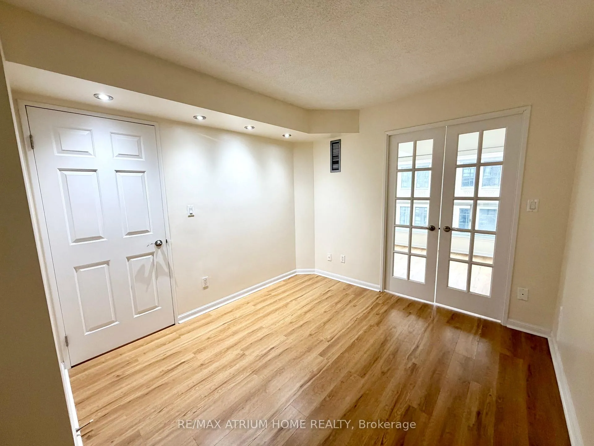 Photo 11 of Unit 910, 7 Carlton Street, Toronto, Church-Yonge Corridor — HOMEH