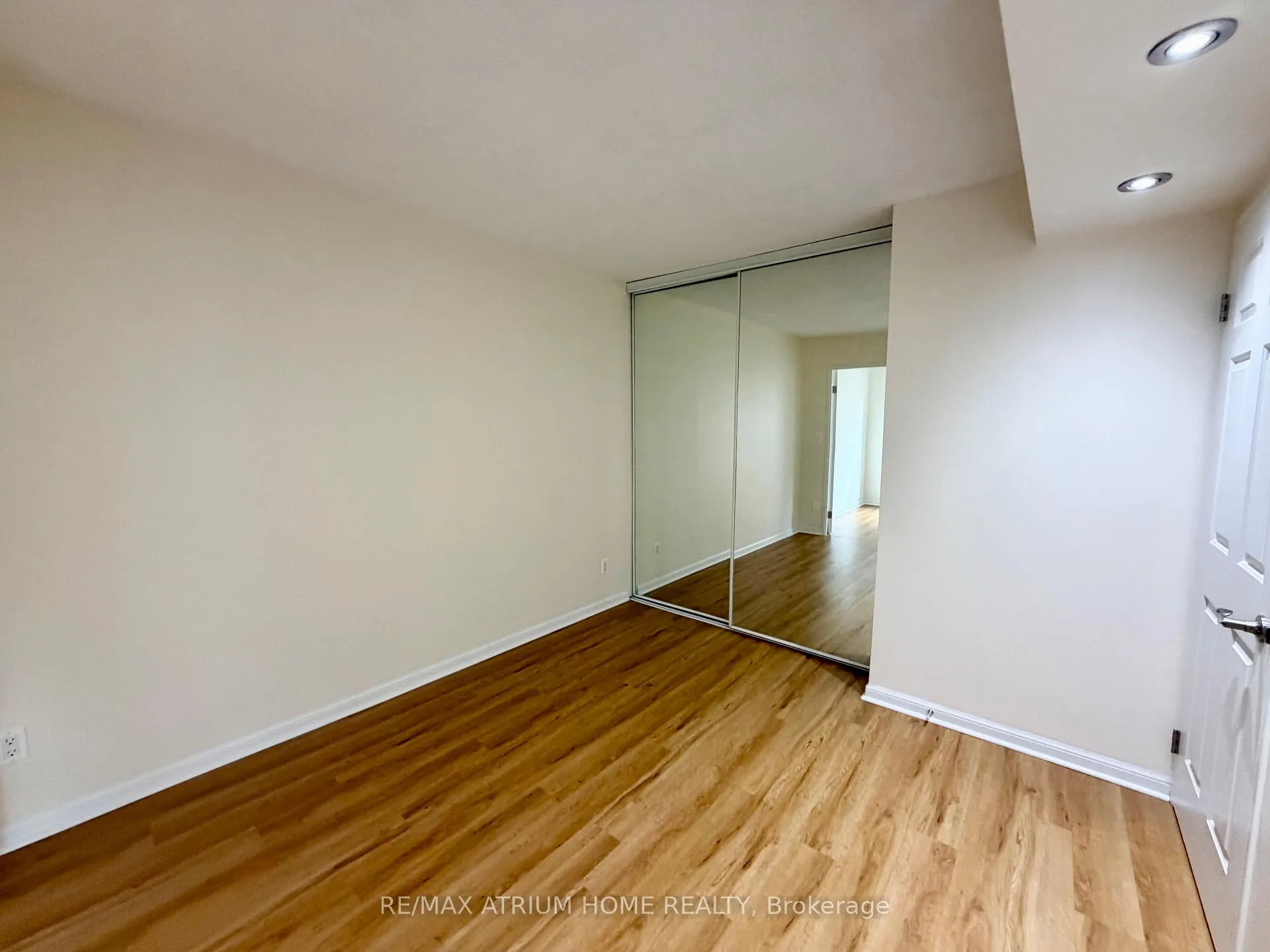 Photo 12 of Unit 910, 7 Carlton Street, Toronto, Church-Yonge Corridor — HOMEH