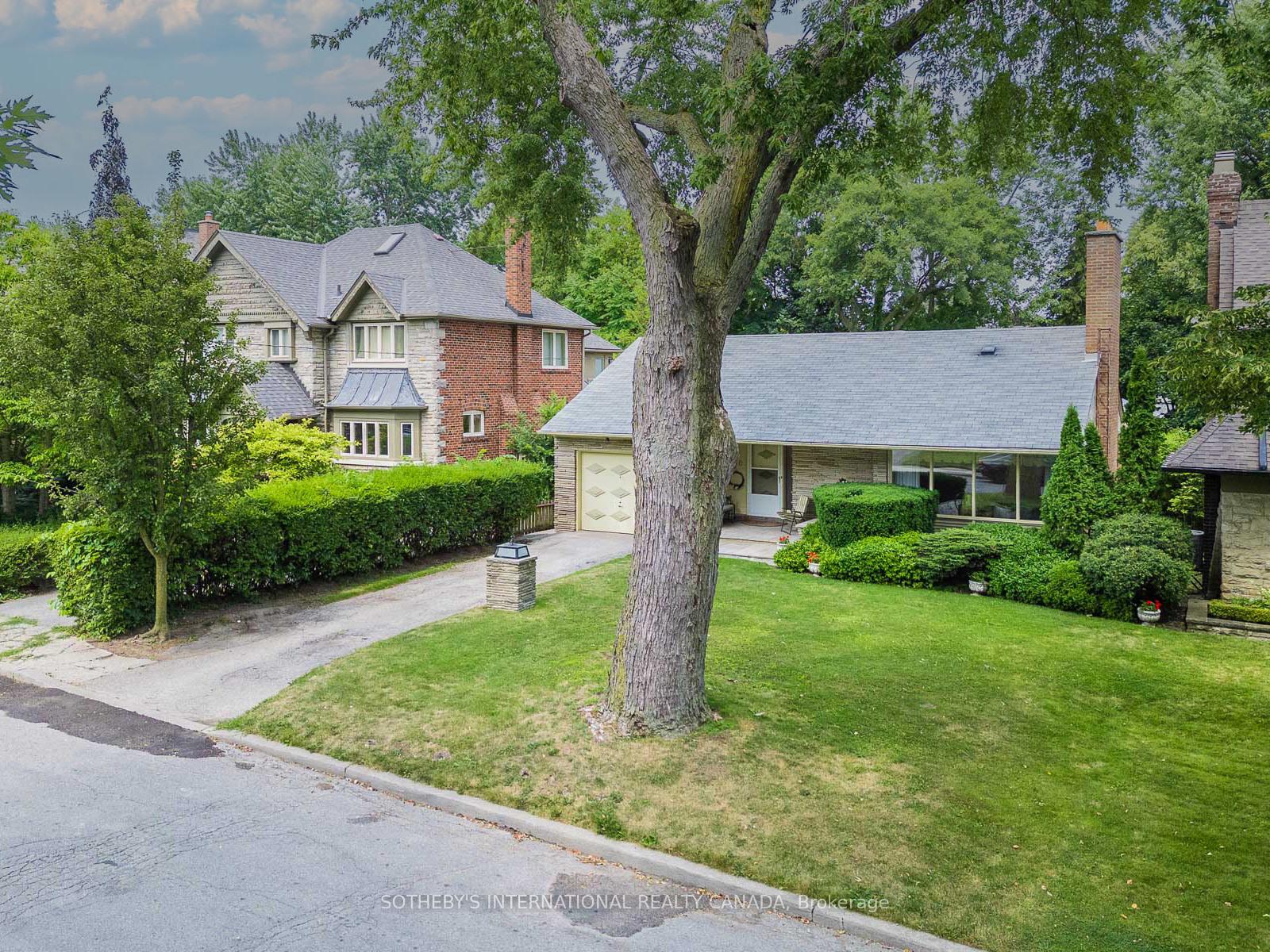 Front of 200 Cortleigh Boulevard