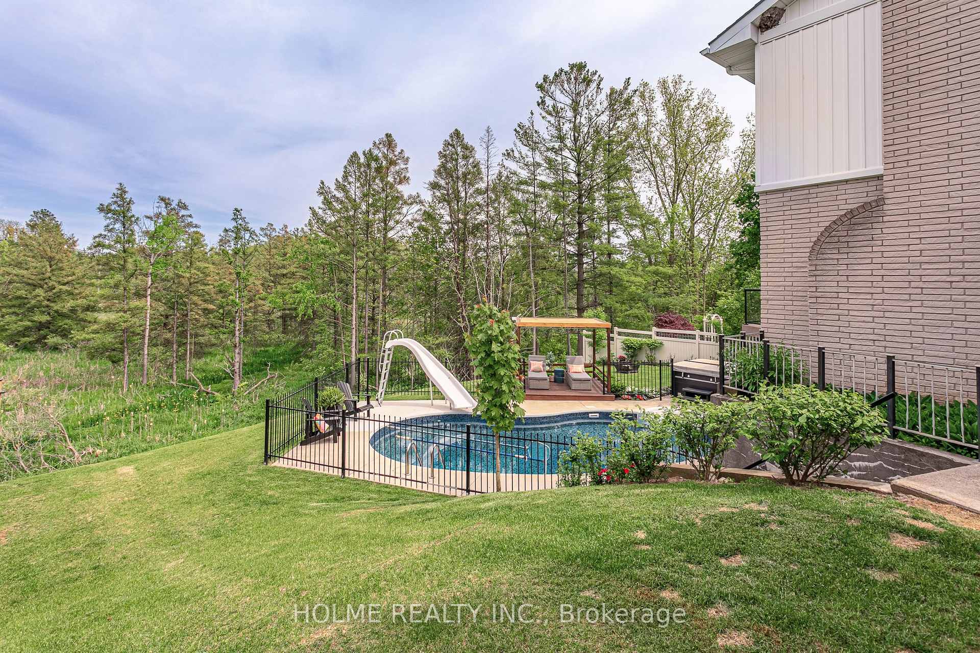 Photo 31 of 245 Riverview Drive, Strathroy-Caradoc, NE — HOMEH