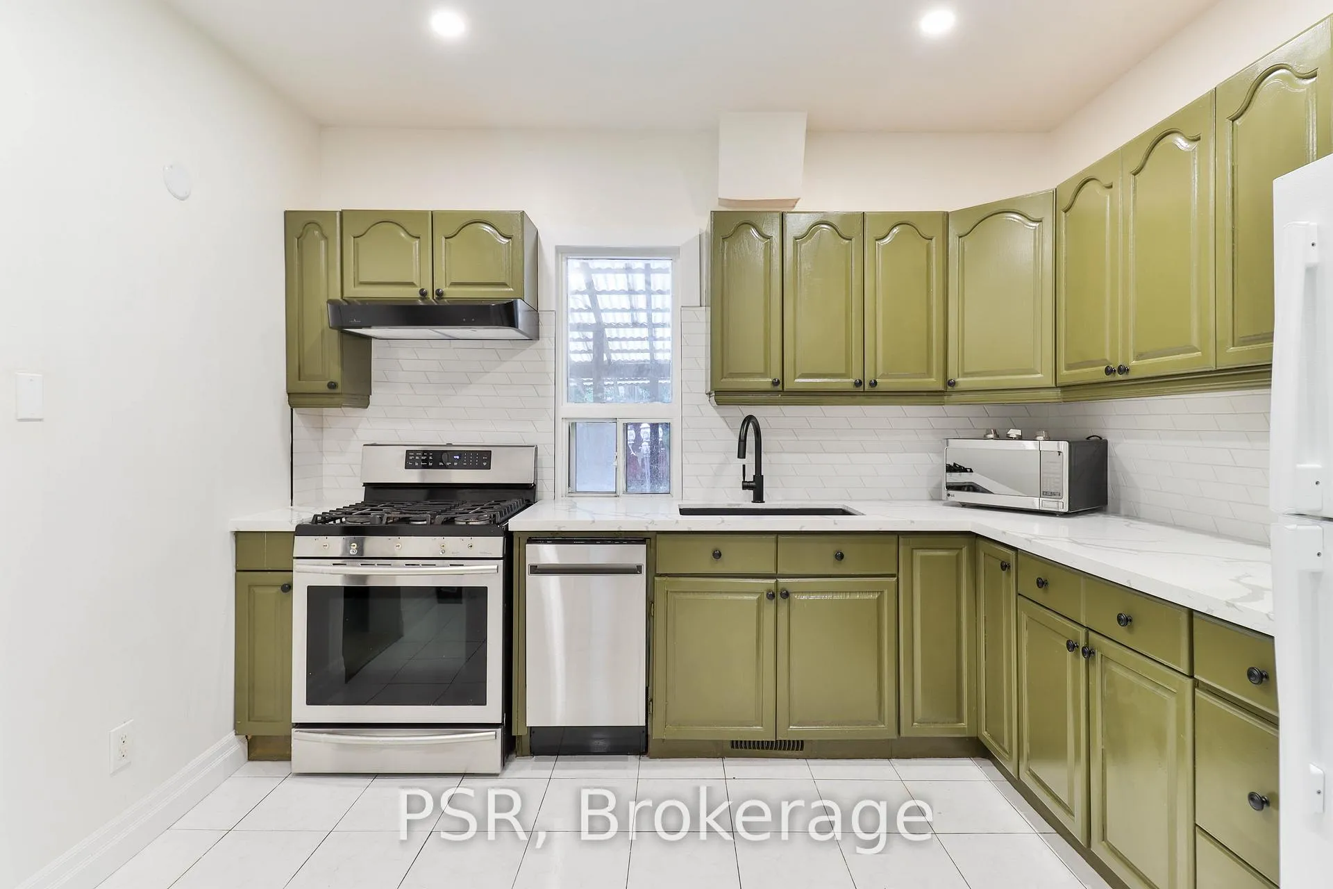 Photo 11 of 212 Coxwell Avenue, Toronto, Greenwood-Coxwell — HOMEH