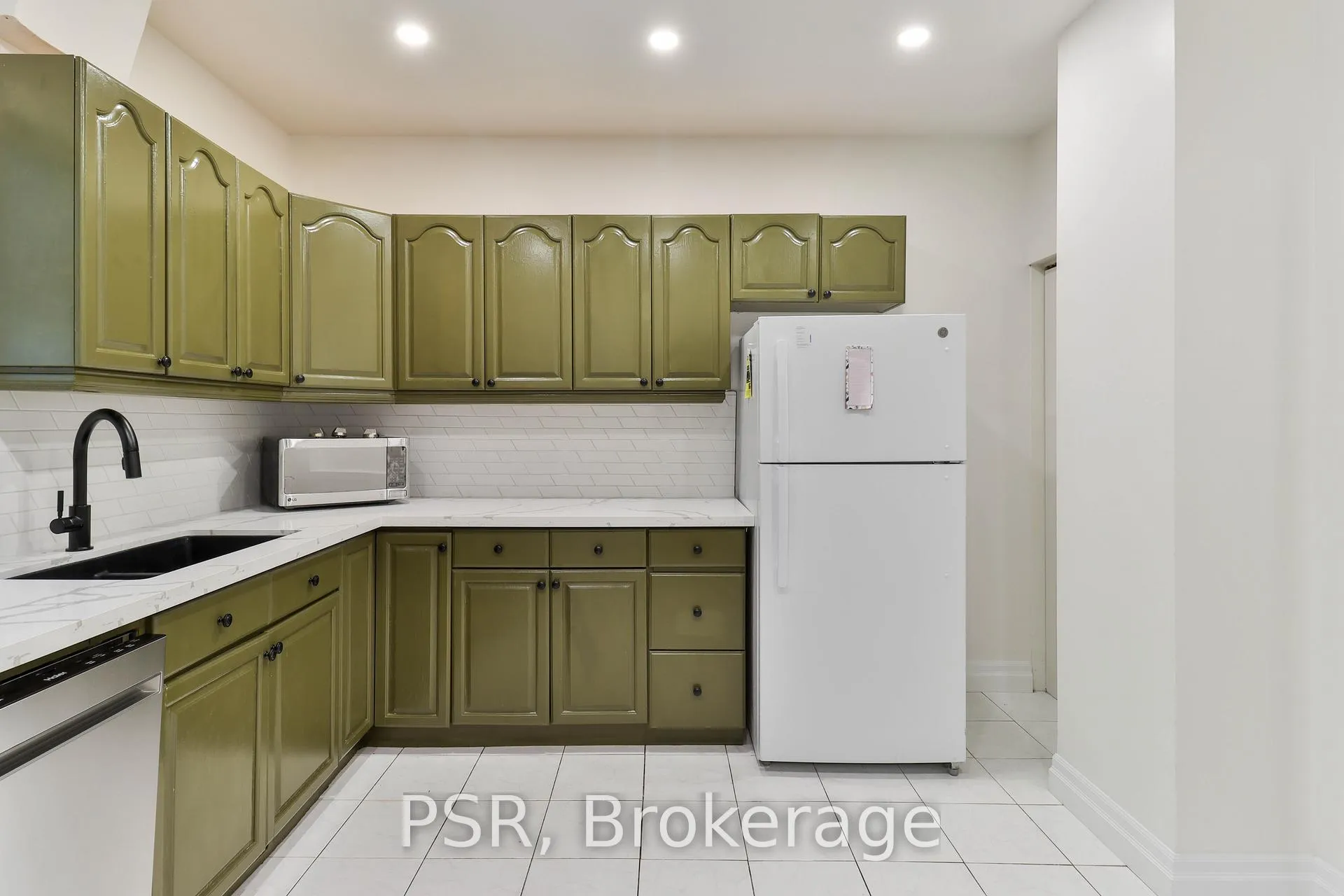 Photo 13 of 212 Coxwell Avenue, Toronto, Greenwood-Coxwell — HOMEH