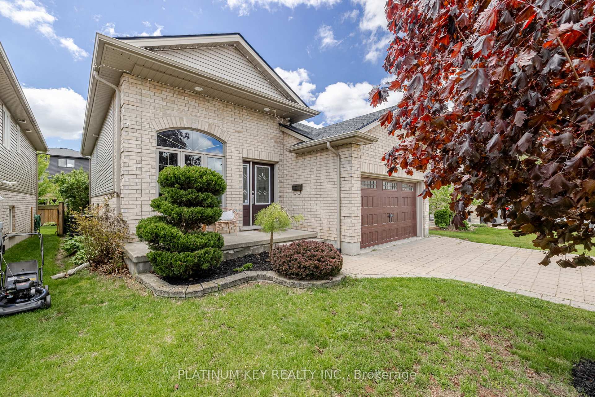 Photo 3 of 60 Bridle Path, Strathroy-Caradoc, SW — HOMEH