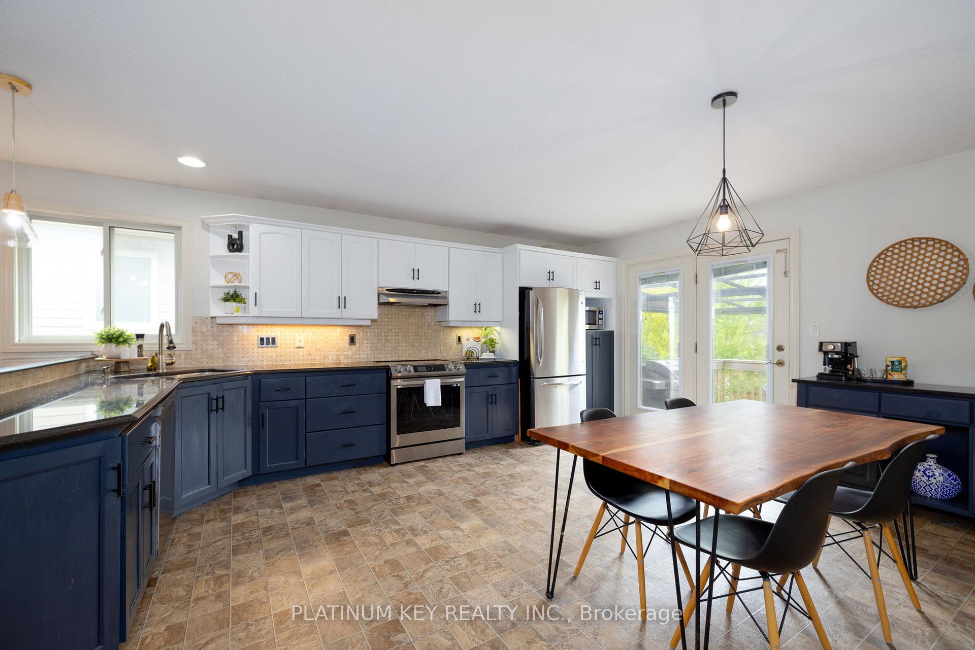 Photo 8 of 60 Bridle Path, Strathroy-Caradoc, SW — HOMEH