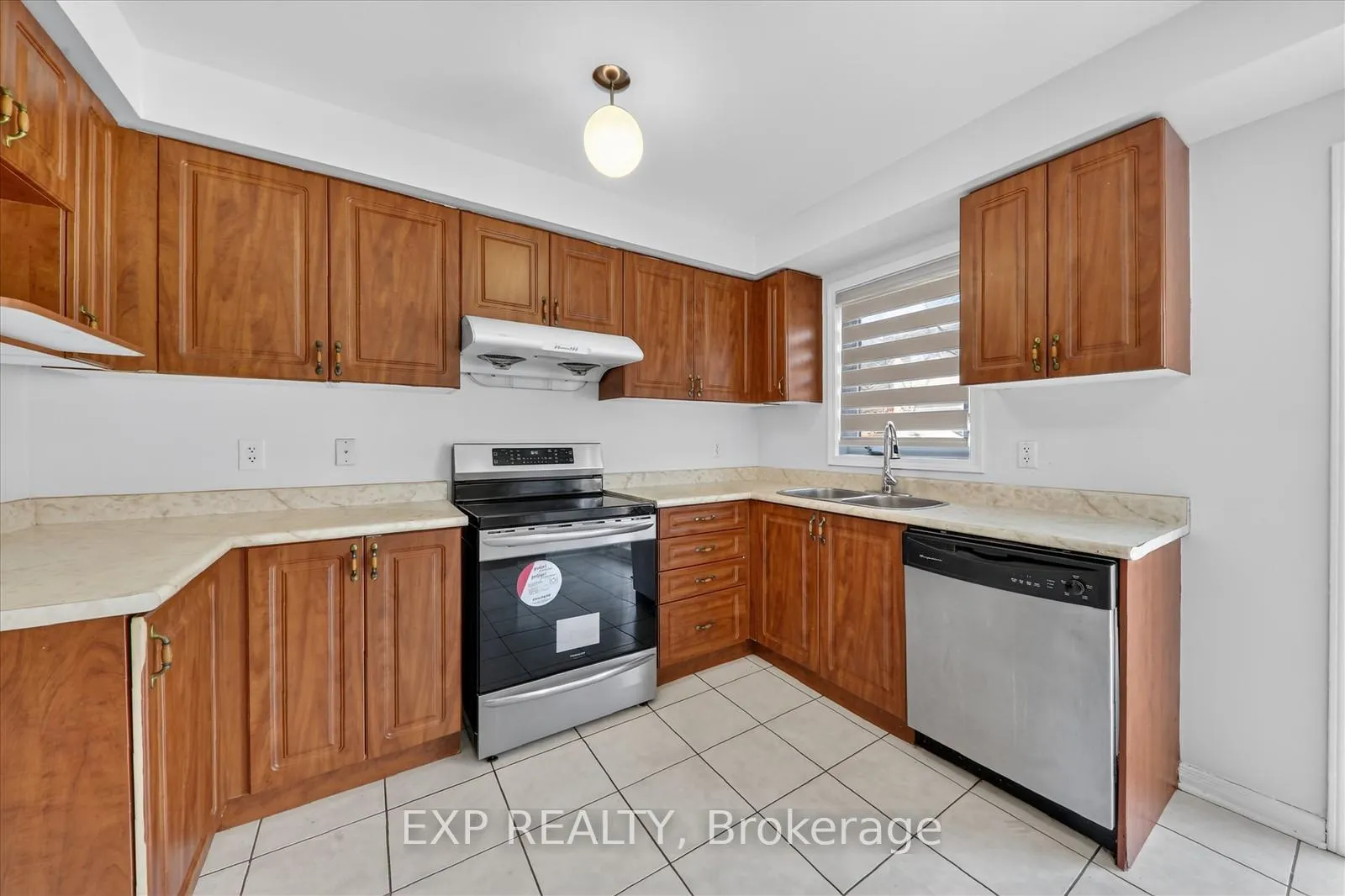 Photo 15 of 31 Cobblehill Crescent, Brampton, Bram East — HOMEH