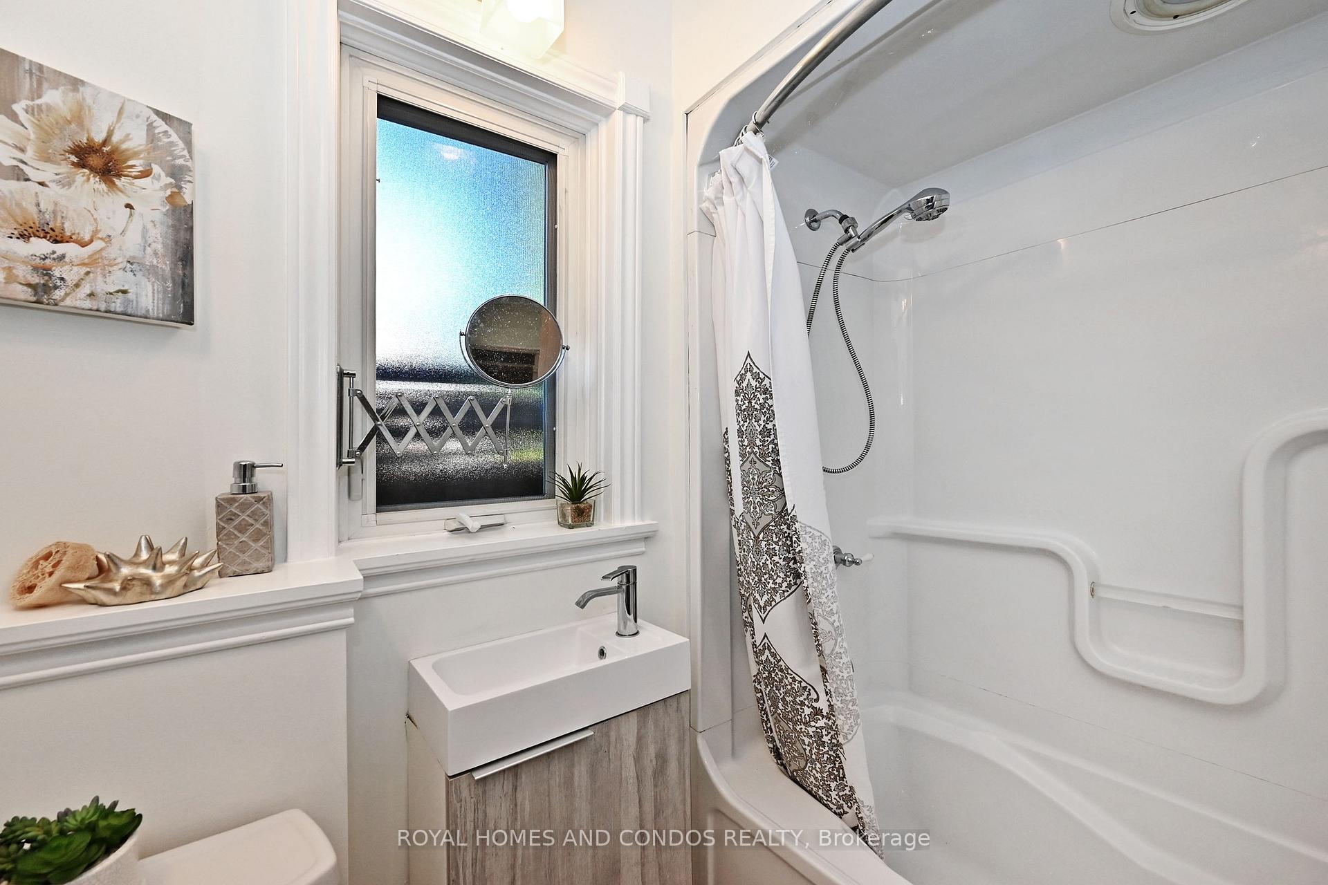 Photo 32 of 38 Gates Avenue, Toronto, East End-Danforth — HOMEH