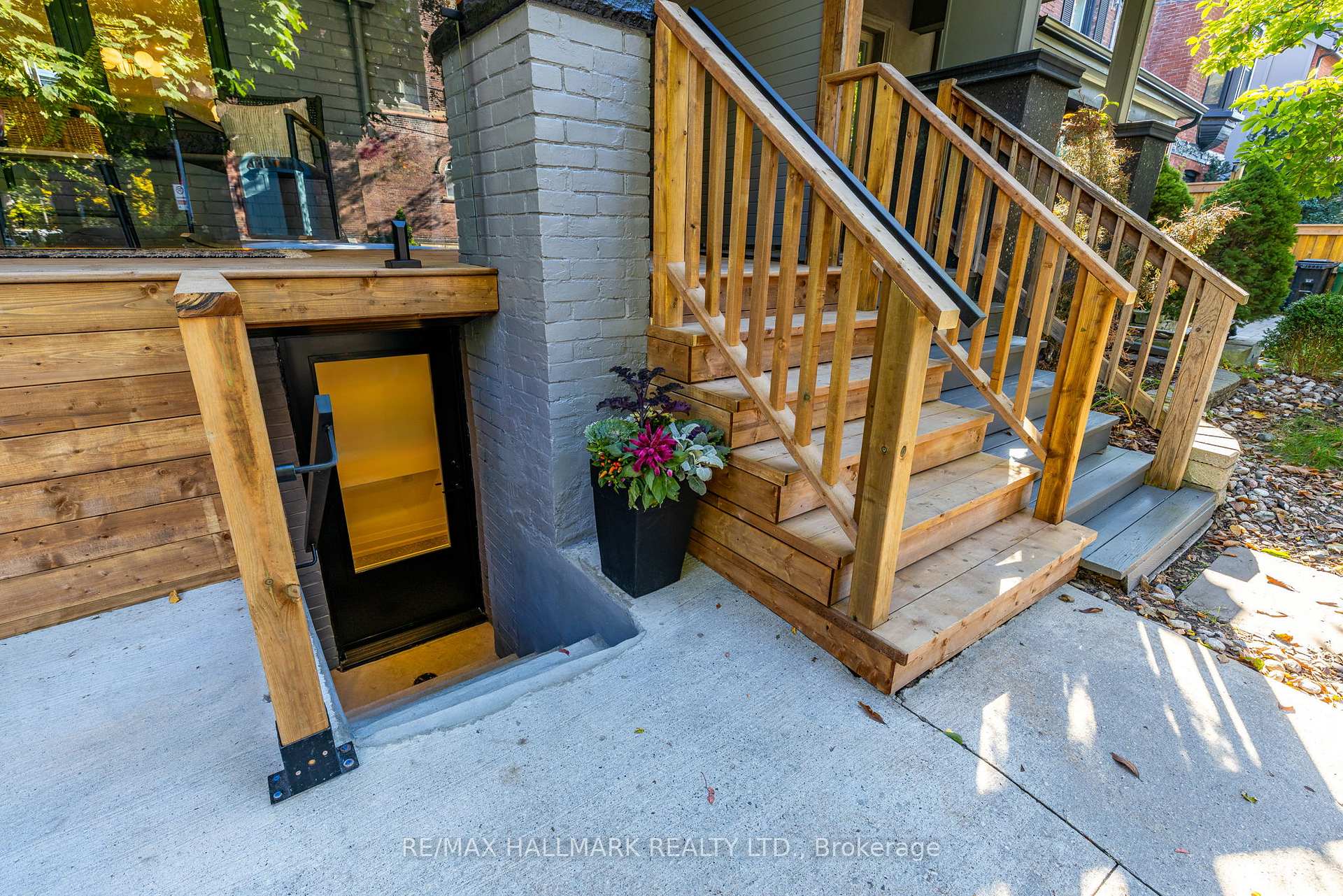 Photo 4 of 25 Howland Road, Toronto, North Riverdale — HOMEH
