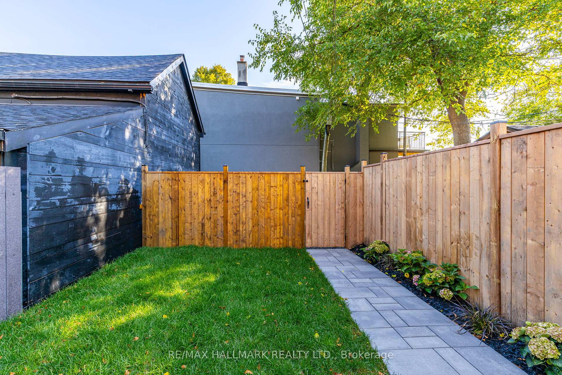 Photo 37 of 25 Howland Road, Toronto, North Riverdale — HOMEH