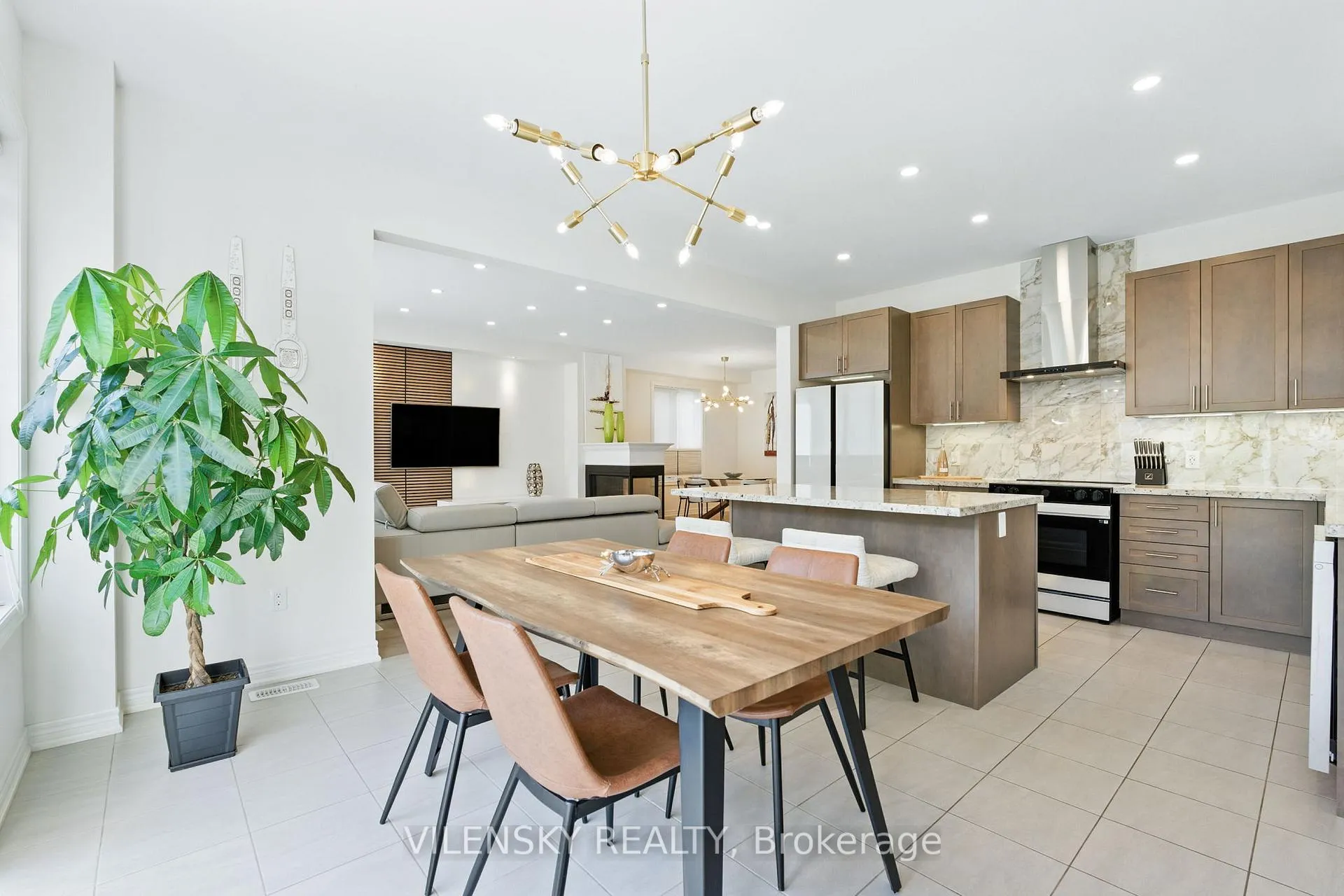 Photo 11 of 154 Whittington Drive, Hamilton, Ancaster — HOMEH