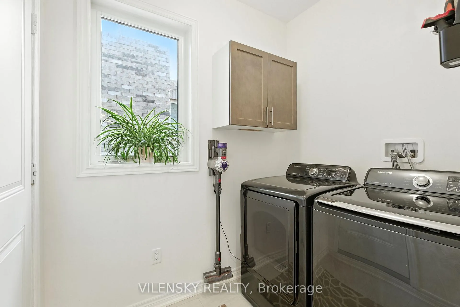 Photo 12 of 154 Whittington Drive, Hamilton, Ancaster — HOMEH