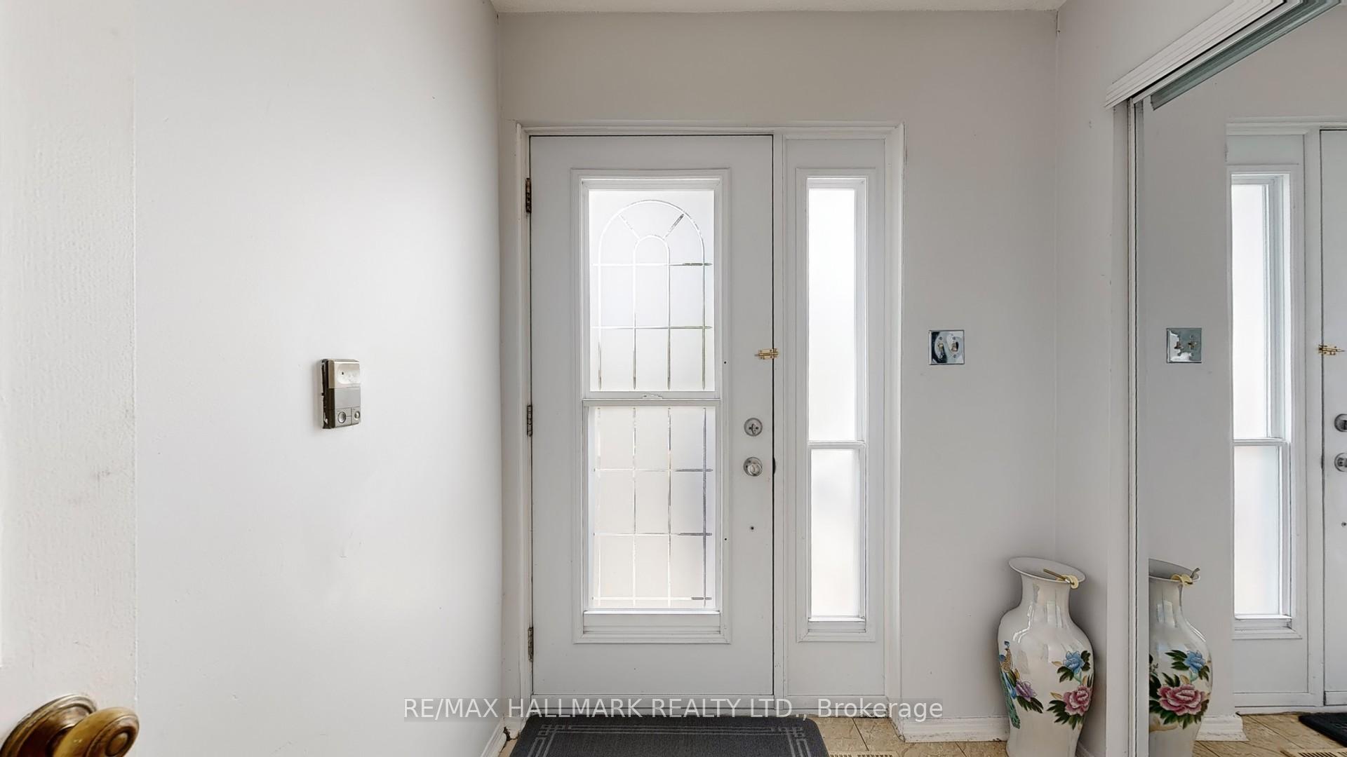 Photo 3 of 5 Ecclesfield Drive, Scarborough, Steeles — HOMEH