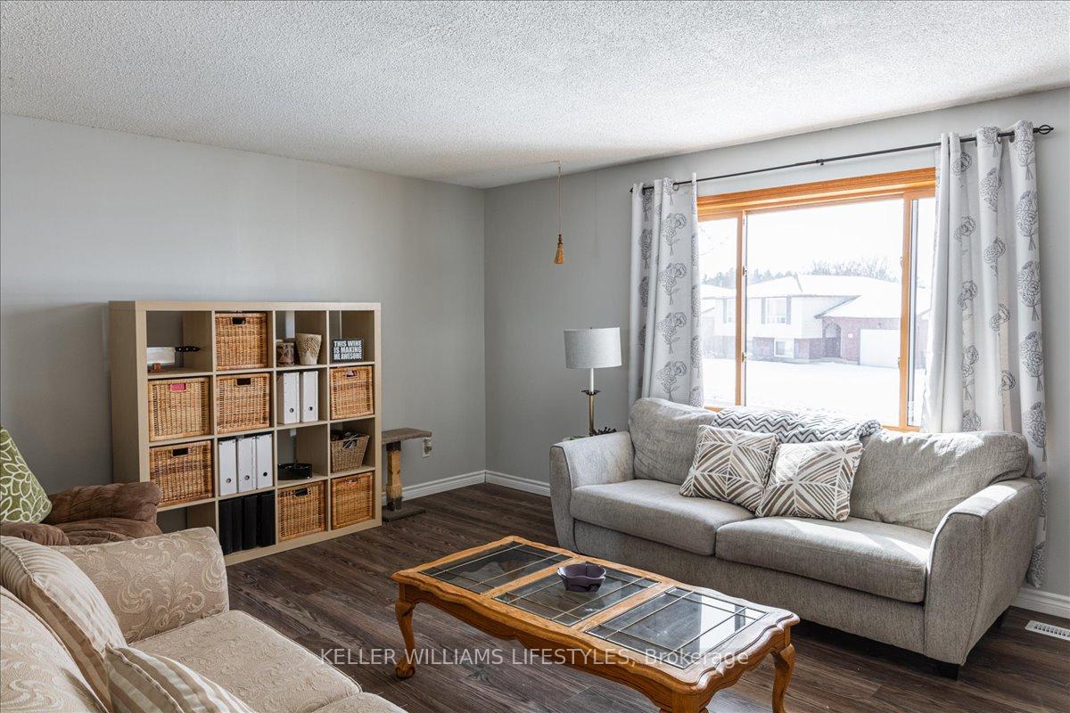Photo 6 of 41 Westgate Avenue, Strathroy-Caradoc, SW — HOMEH