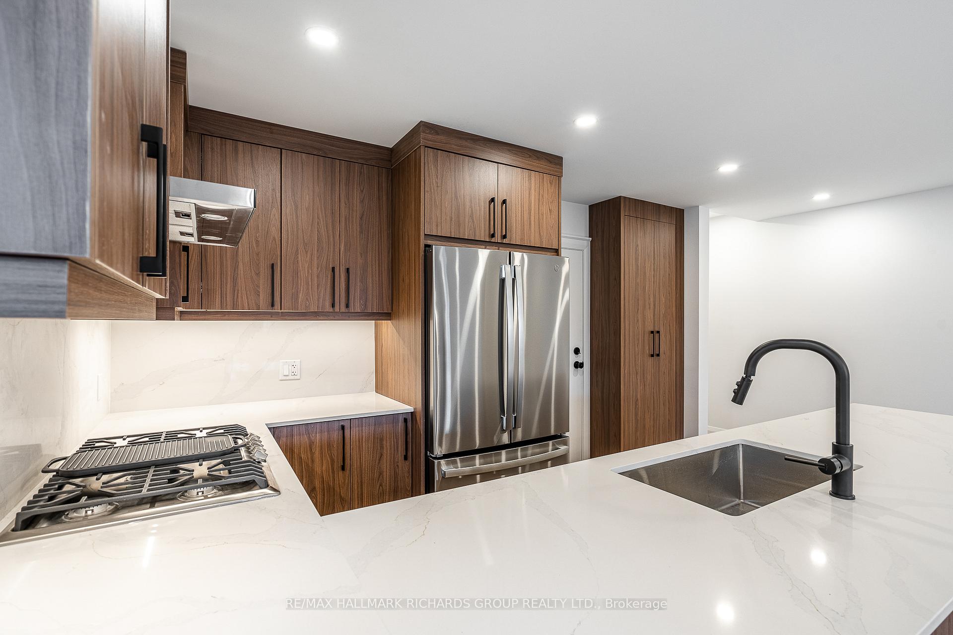 Photo 4 of Unit Upper, 18 Wineva Avenue, Toronto, The Beaches — HOMEH