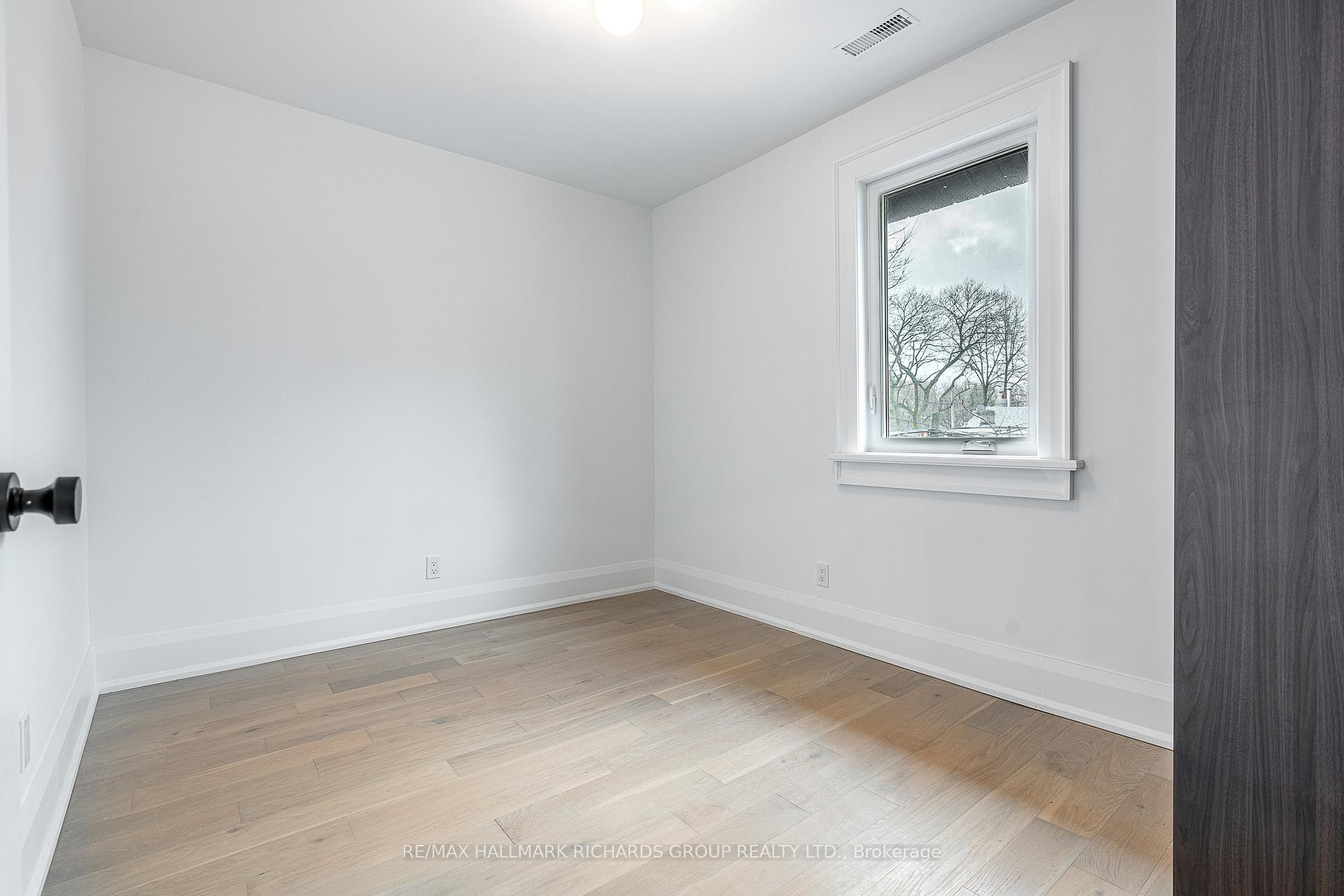 Photo 6 of Unit Upper, 18 Wineva Avenue, Toronto, The Beaches — HOMEH