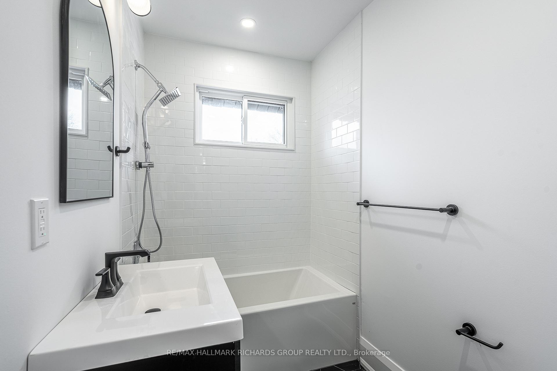 Photo 7 of Unit Upper, 18 Wineva Avenue, Toronto, The Beaches — HOMEH
