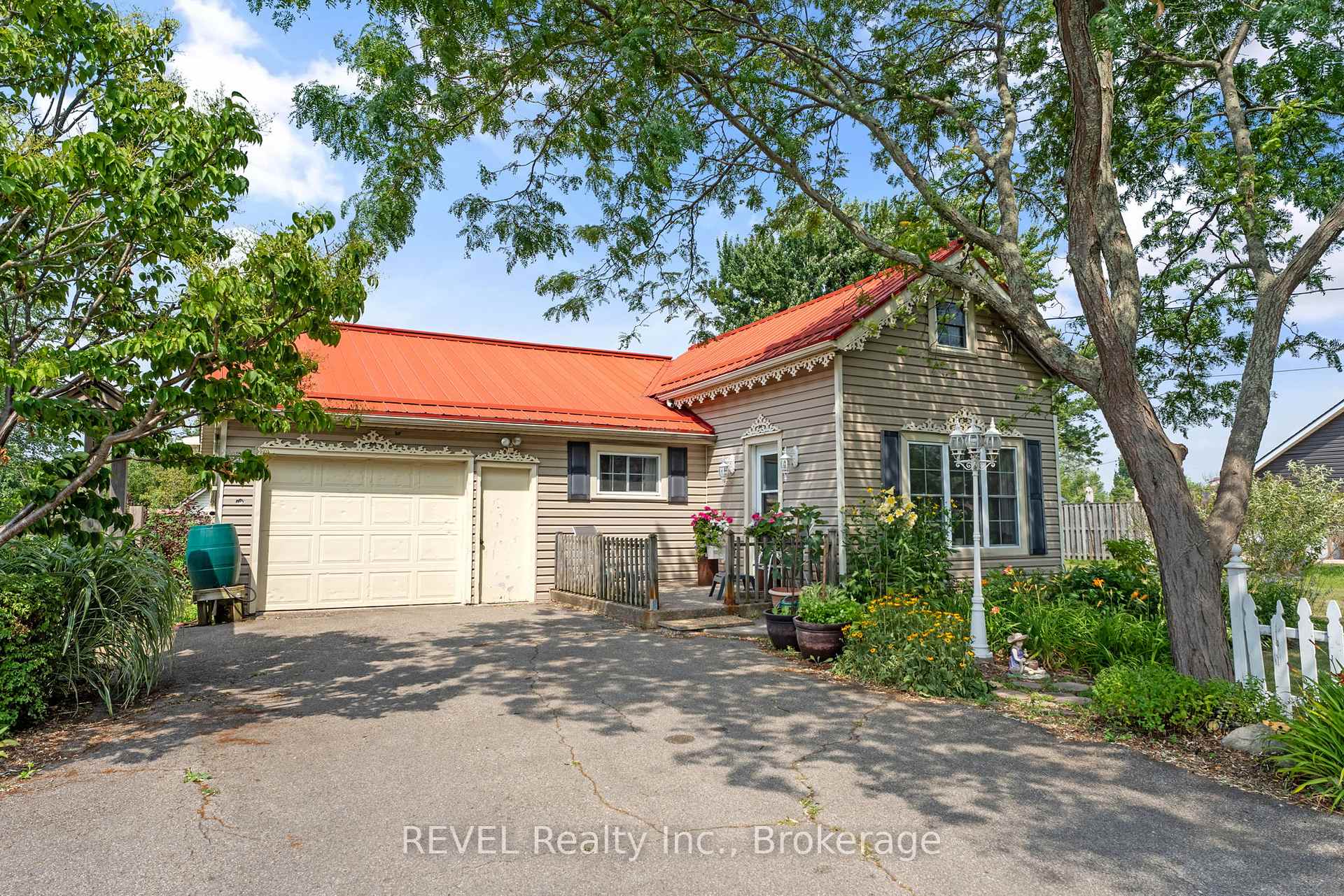 Front of 1555 Merrittville Highway