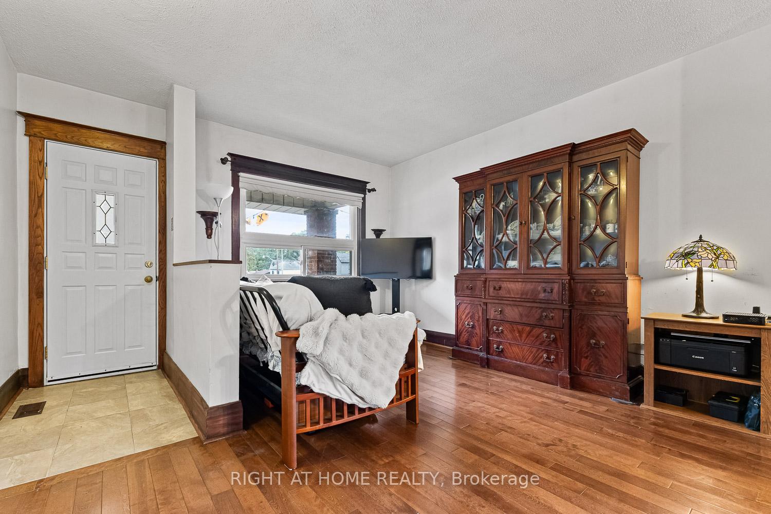 Photo 4 of 2062 Gerrard Street E, Toronto, East End-Danforth — HOMEH