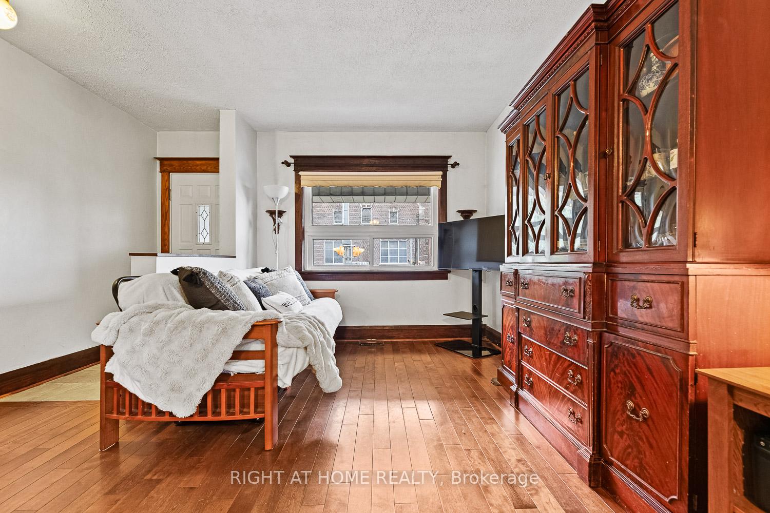 Photo 5 of 2062 Gerrard Street E, Toronto, East End-Danforth — HOMEH