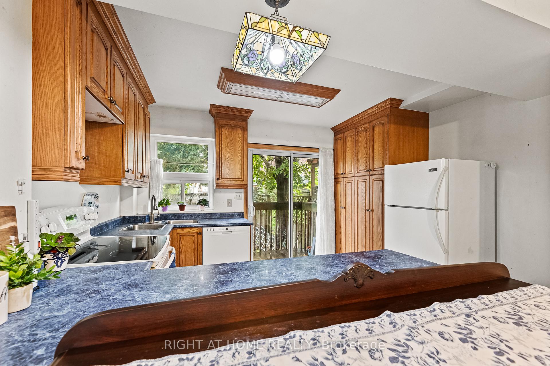 Photo 8 of 2062 Gerrard Street E, Toronto, East End-Danforth — HOMEH