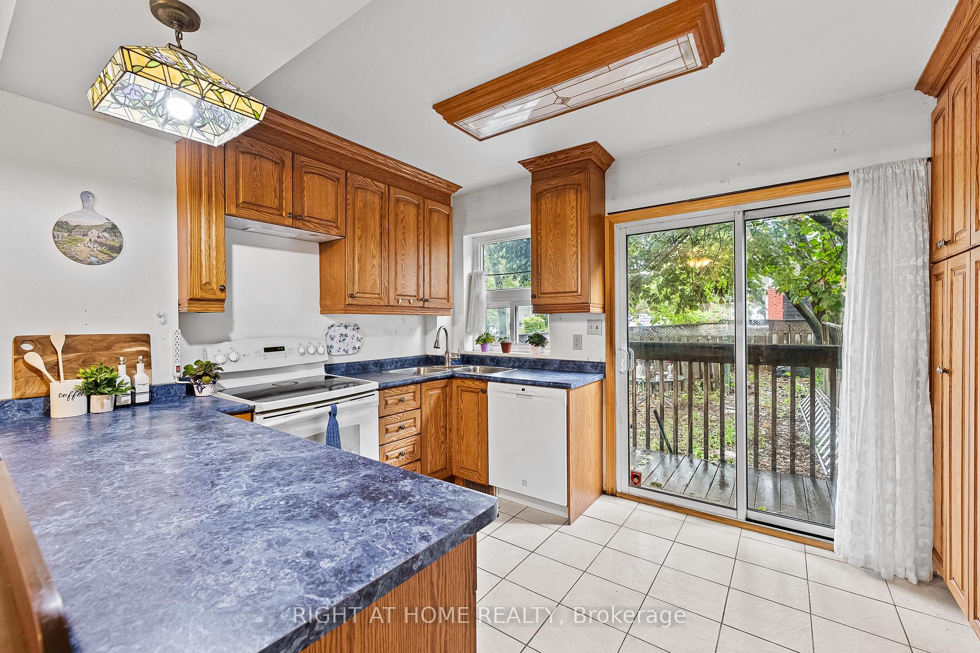 Photo 9 of 2062 Gerrard Street E, Toronto, East End-Danforth — HOMEH