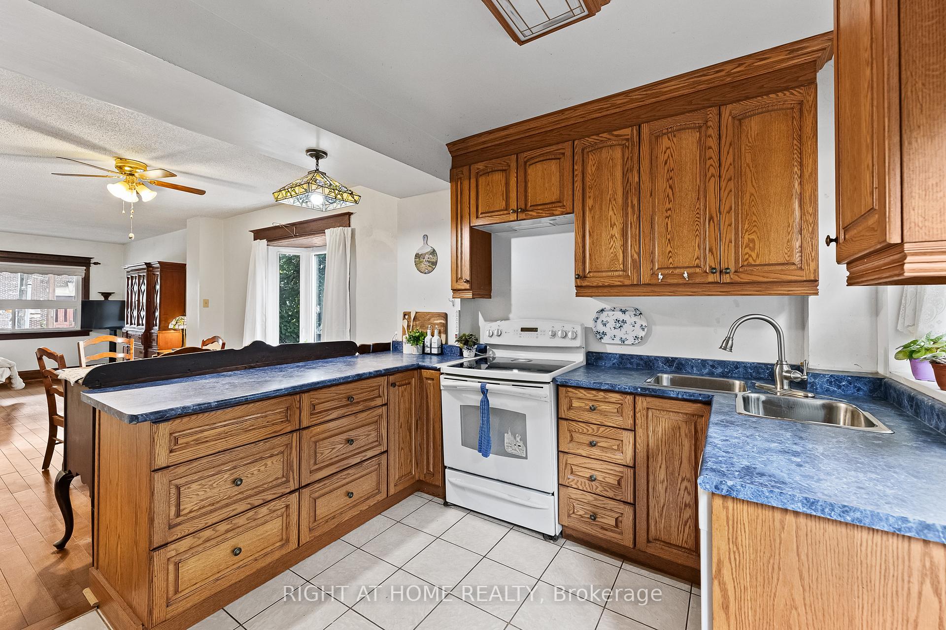 Photo 11 of 2062 Gerrard Street E, Toronto, East End-Danforth — HOMEH