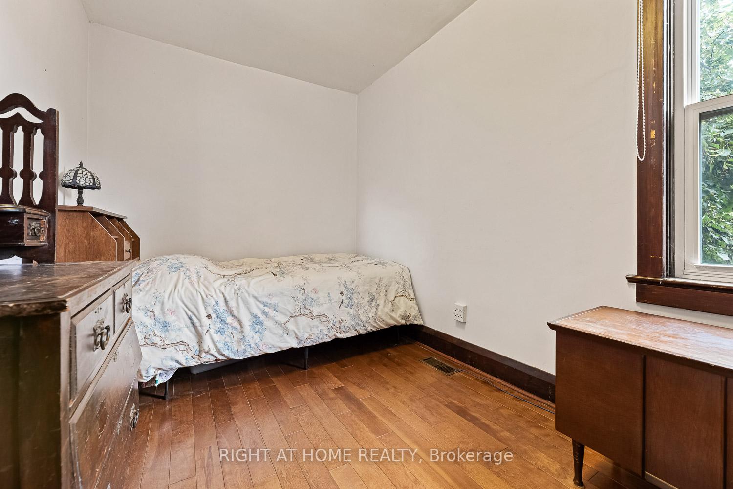 Photo 15 of 2062 Gerrard Street E, Toronto, East End-Danforth — HOMEH