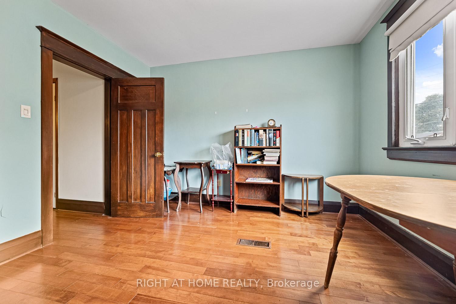 Photo 17 of 2062 Gerrard Street E, Toronto, East End-Danforth — HOMEH