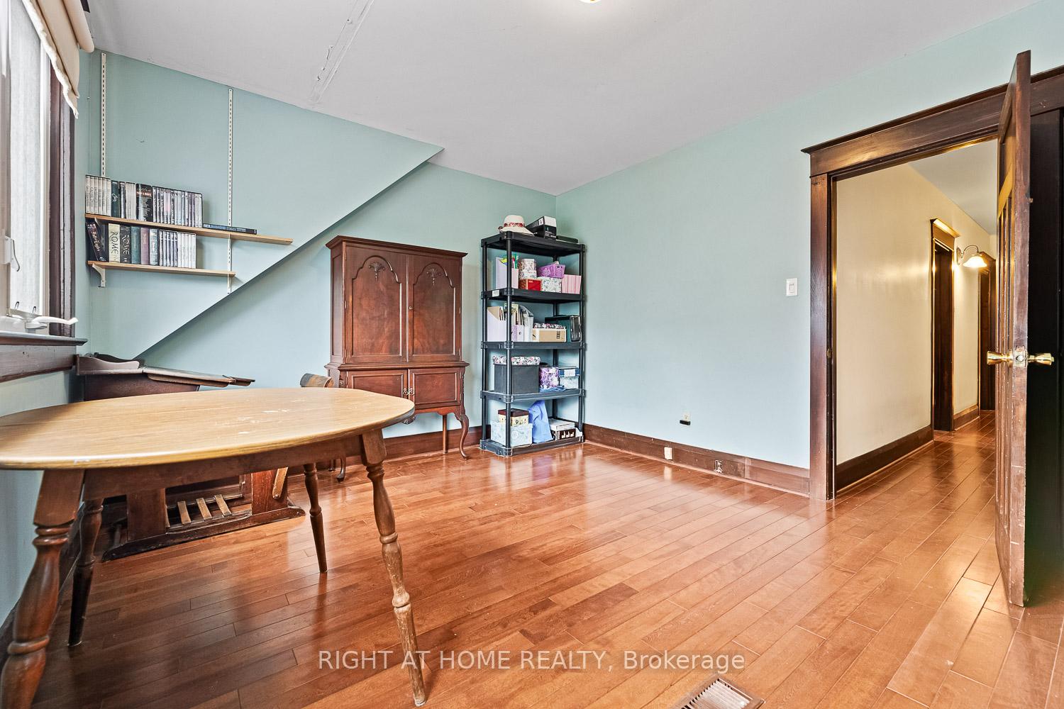 Photo 18 of 2062 Gerrard Street E, Toronto, East End-Danforth — HOMEH