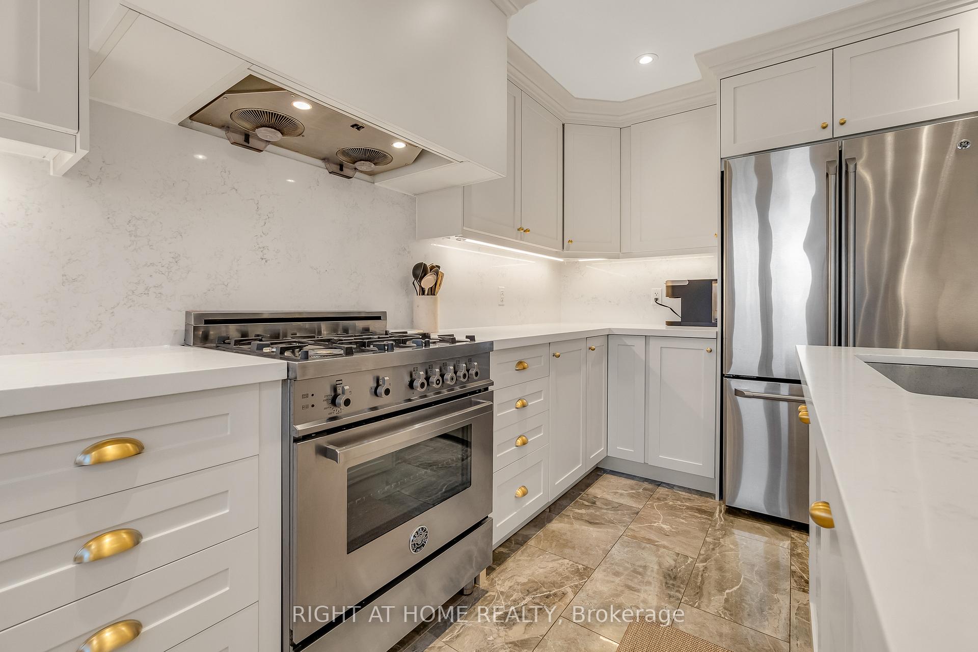 Photo 10 of 92 Ridgevale Drive, Toronto, Englemount-Lawrence — HOMEH
