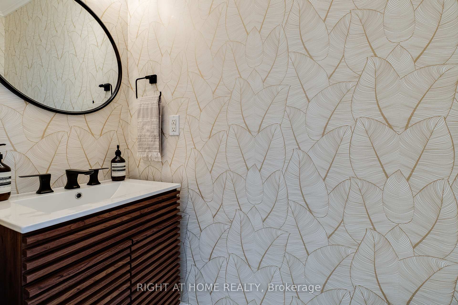 Photo 13 of 92 Ridgevale Drive, Toronto, Englemount-Lawrence — HOMEH
