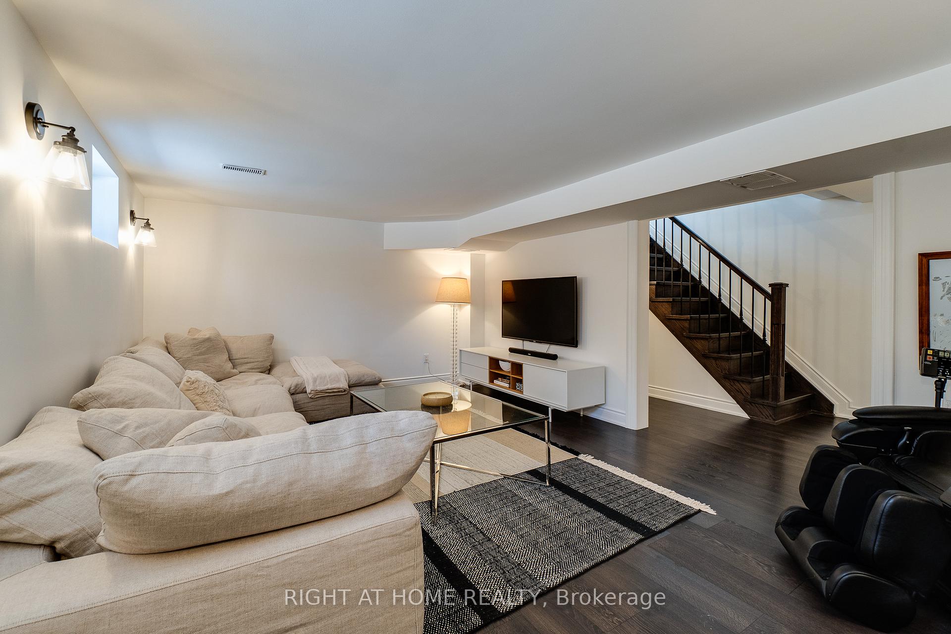 Photo 25 of 92 Ridgevale Drive, Toronto, Englemount-Lawrence — HOMEH