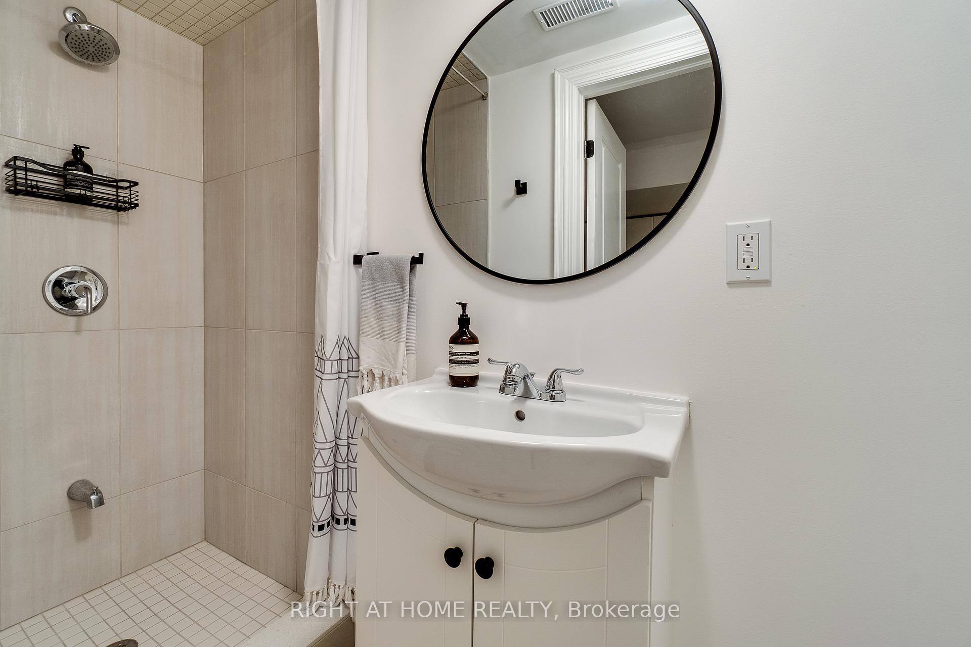 Photo 28 of 92 Ridgevale Drive, Toronto, Englemount-Lawrence — HOMEH
