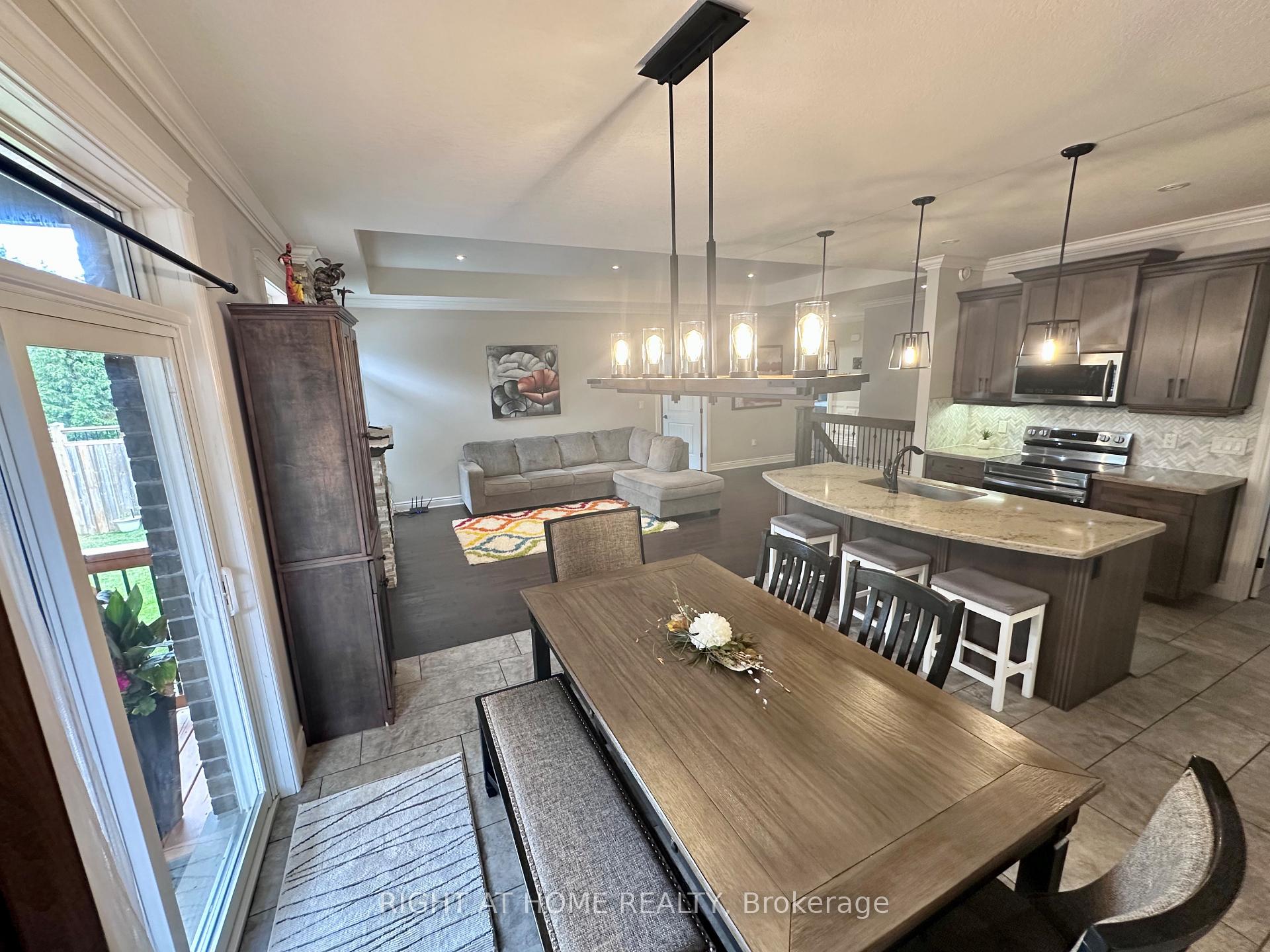 Photo 3 of 1 Drake Court, Strathroy-Caradoc, SW — HOMEH