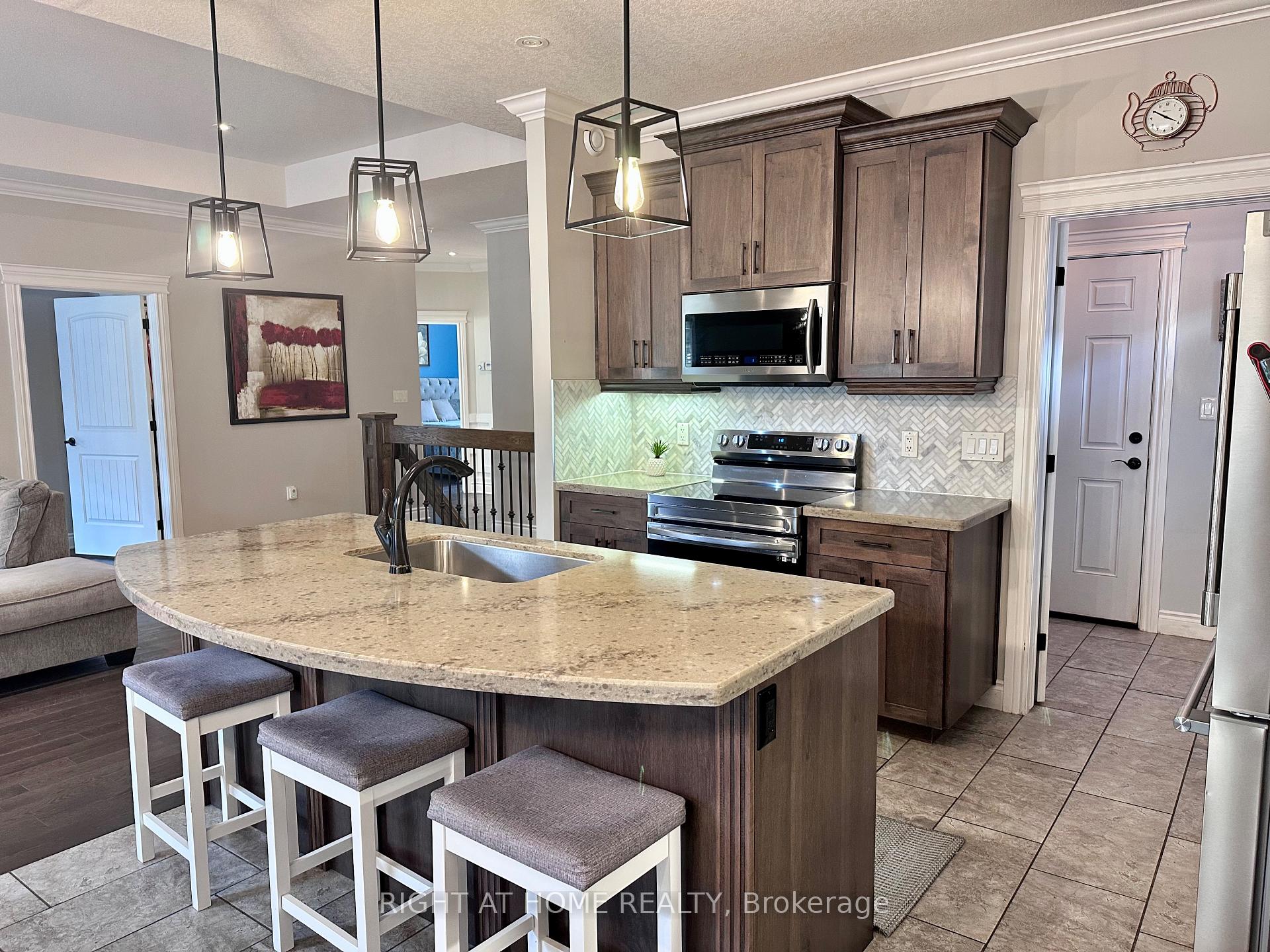 Photo 5 of 1 Drake Court, Strathroy-Caradoc, SW — HOMEH