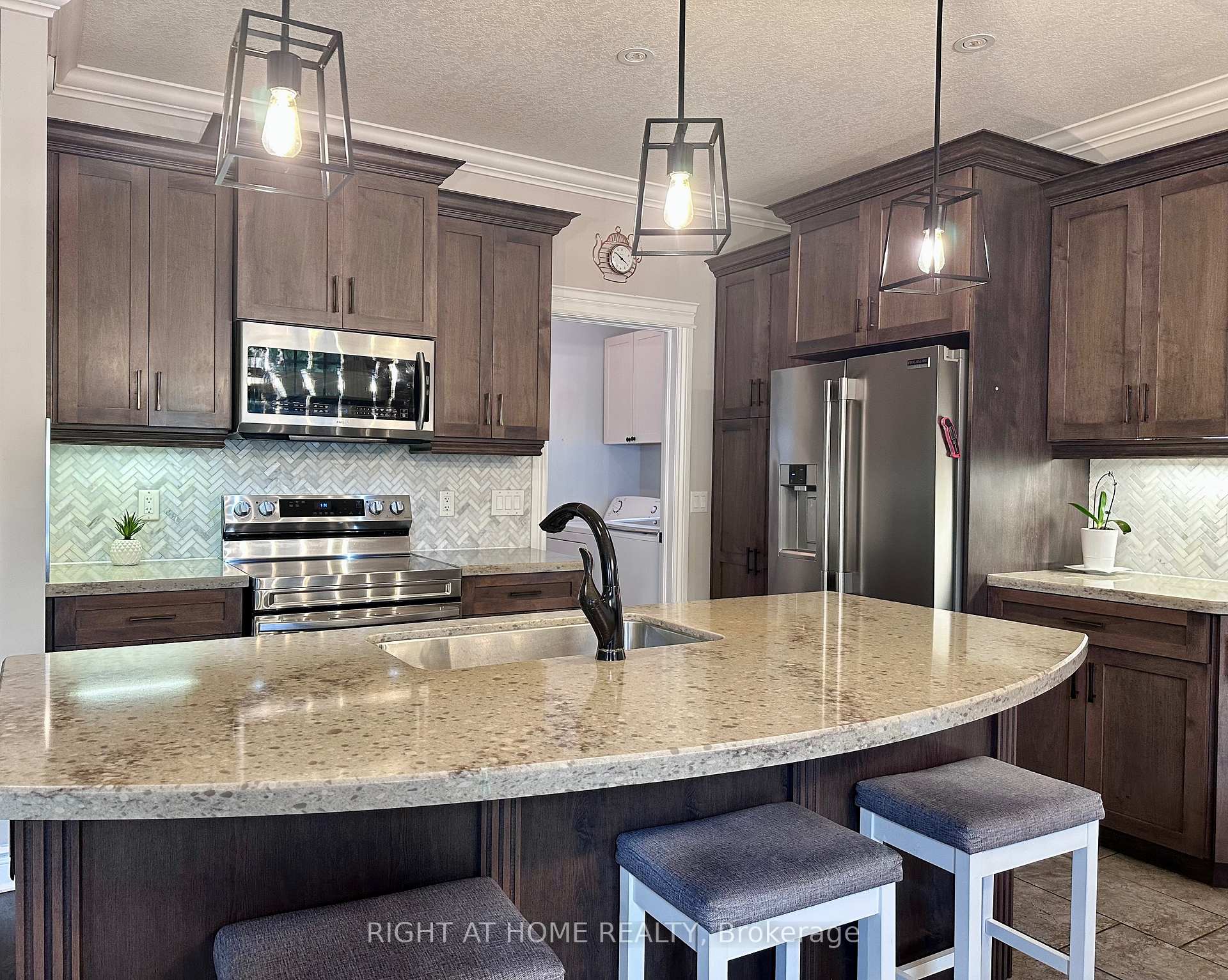 Photo 6 of 1 Drake Court, Strathroy-Caradoc, SW — HOMEH