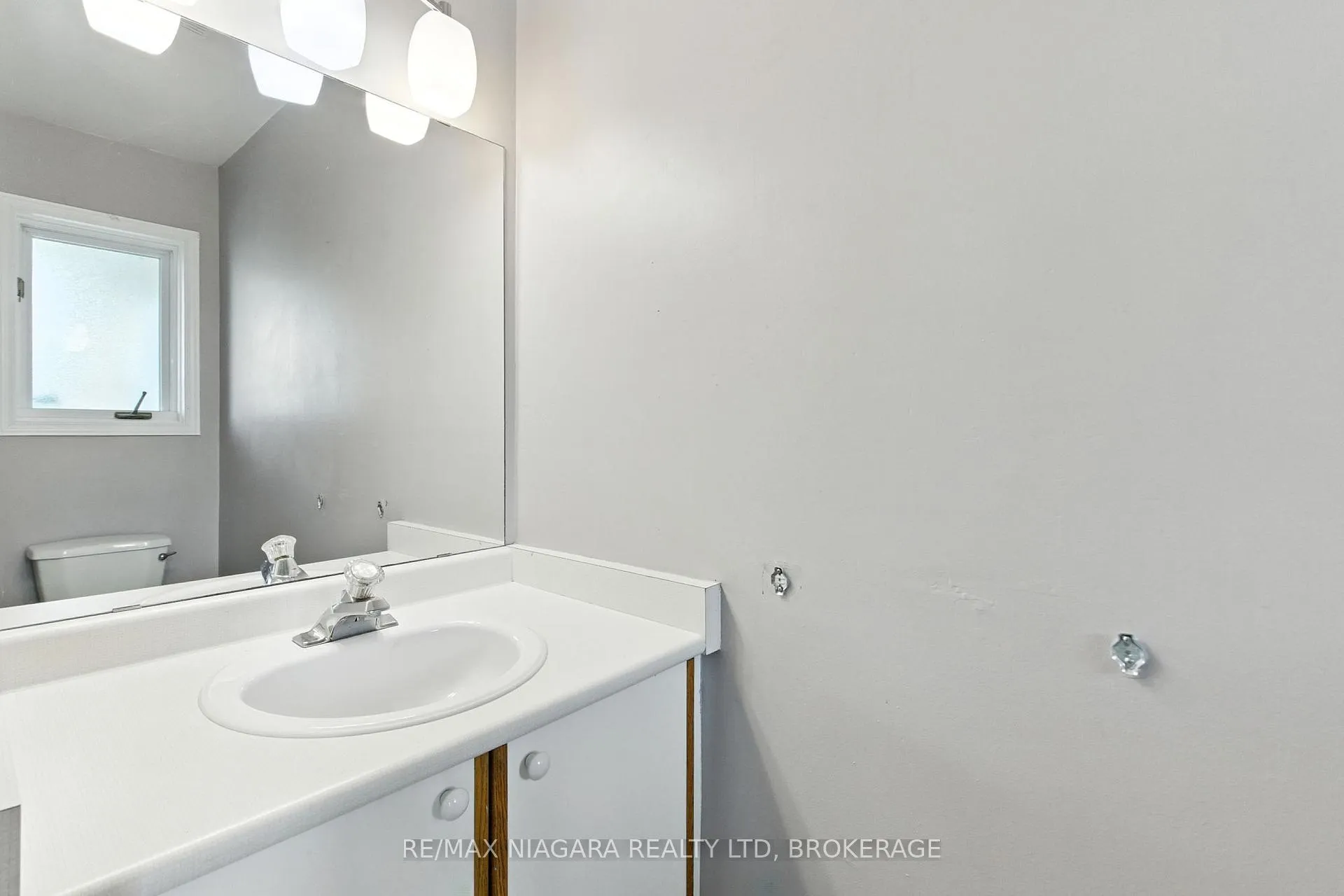 Photo 8 of 127 Devine Crescent, Thorold, Confederation Heights — HOMEH