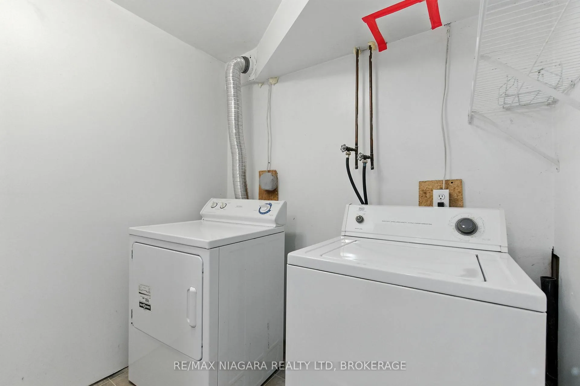 Photo 34 of 127 Devine Crescent, Thorold, Confederation Heights — HOMEH