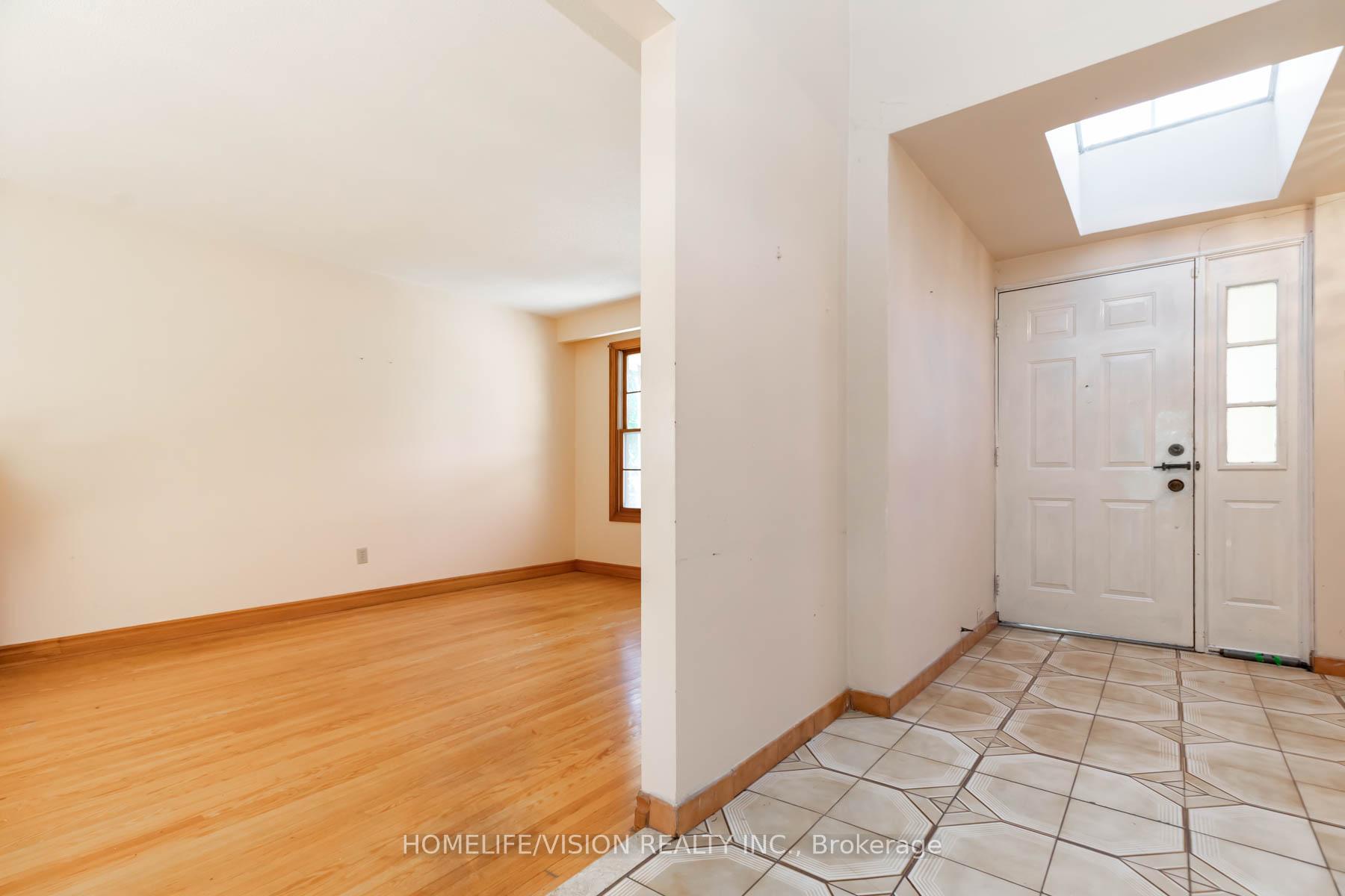 Photo 4 of 3 Kenfin Avenue, Scarborough, L'Amoreaux — HOMEH