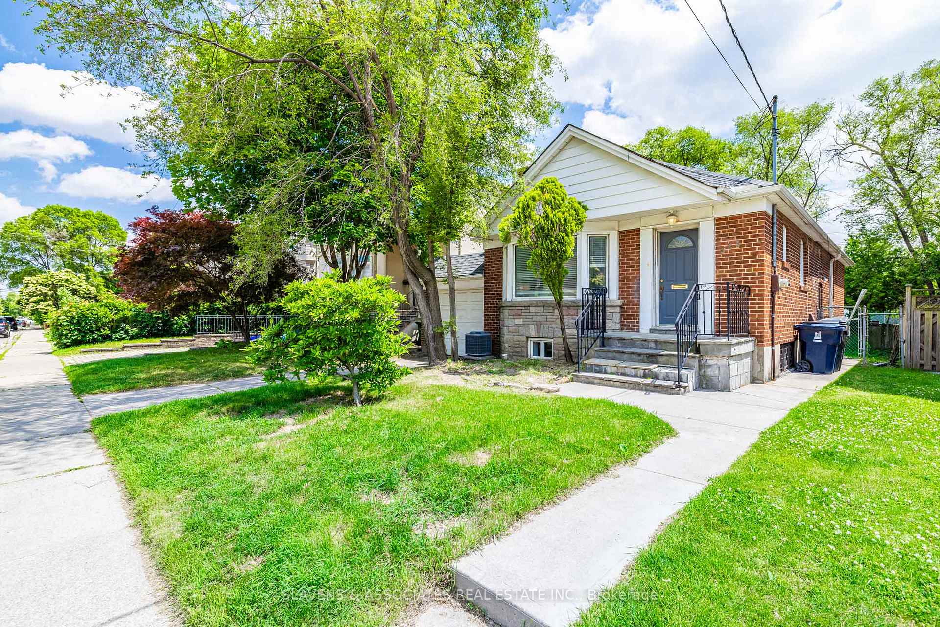 Photo 3 of 523 Glengarry Avenue, Toronto, Bedford Park-Nortown — HOMEH