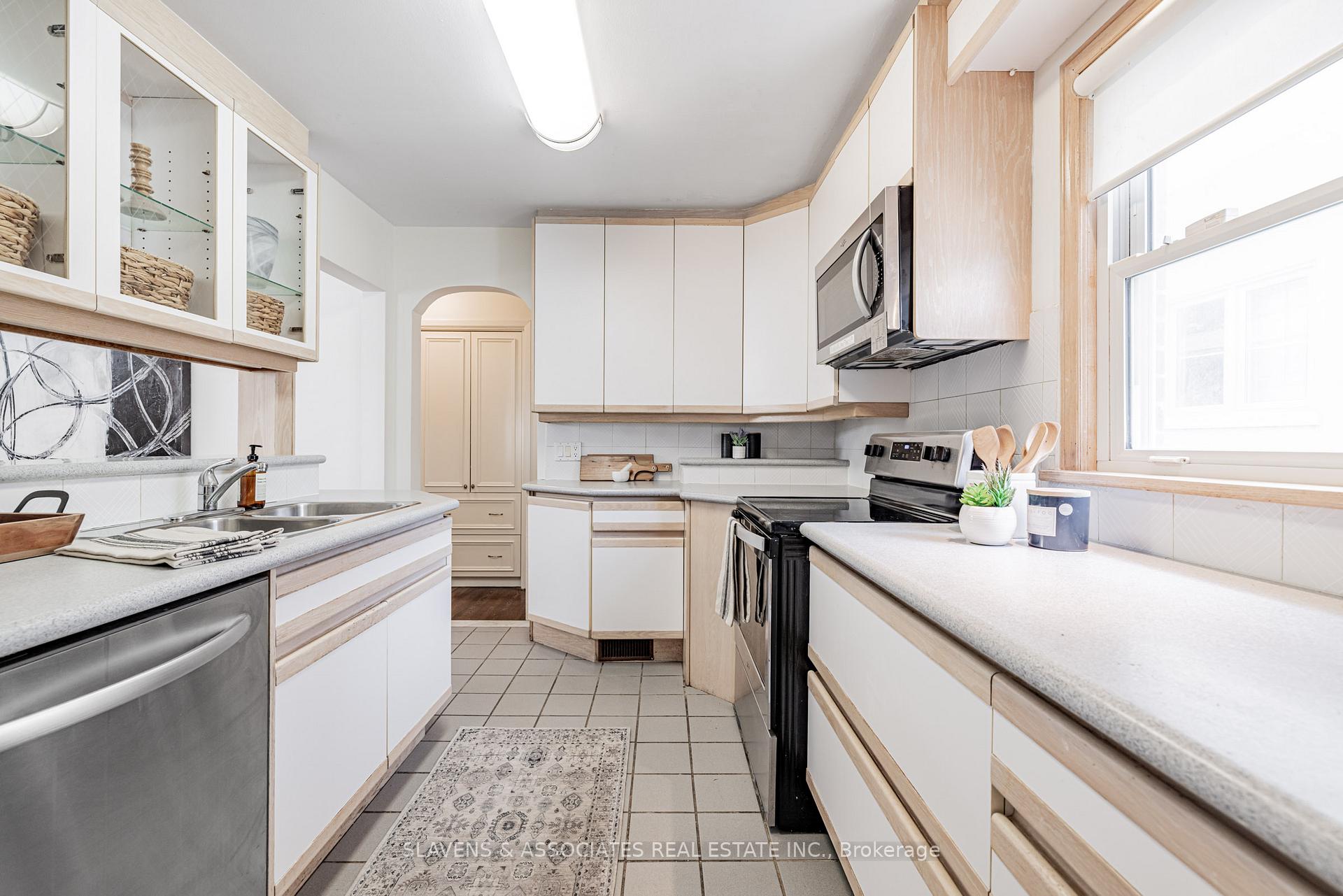 Photo 11 of 523 Glengarry Avenue, Toronto, Bedford Park-Nortown — HOMEH