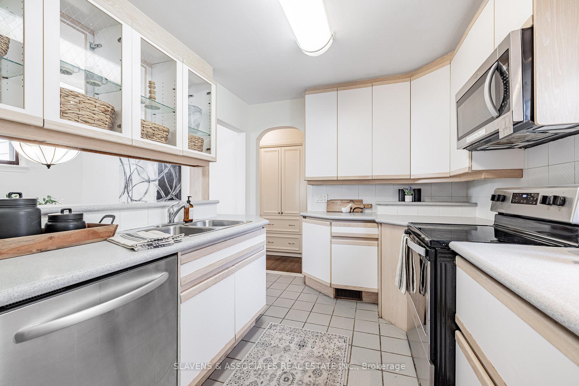 Photo 12 of 523 Glengarry Avenue, Toronto, Bedford Park-Nortown — HOMEH