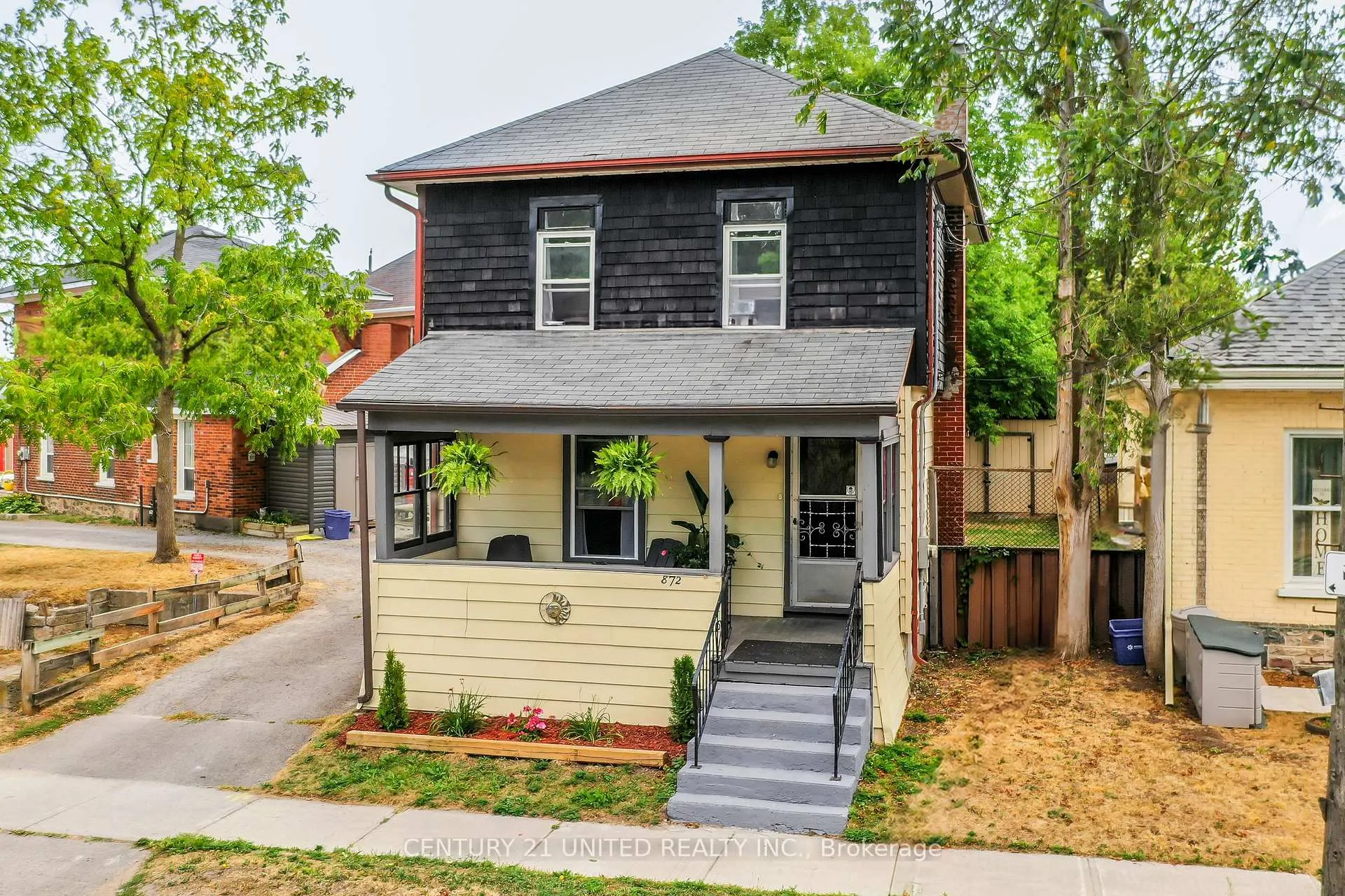 Front of 872 George Street N