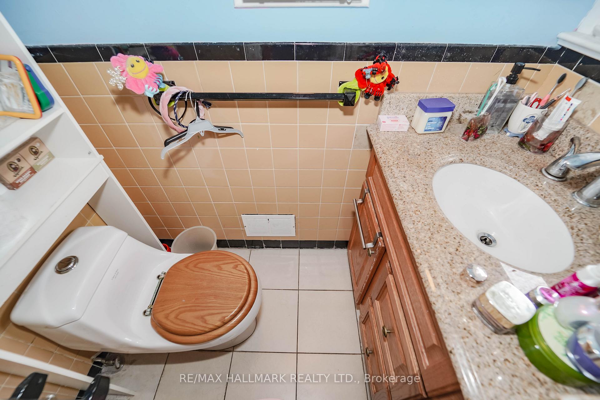 Photo 10 of 16 Araman Drive, Scarborough, Tam O'Shanter-Sullivan — HOMEH