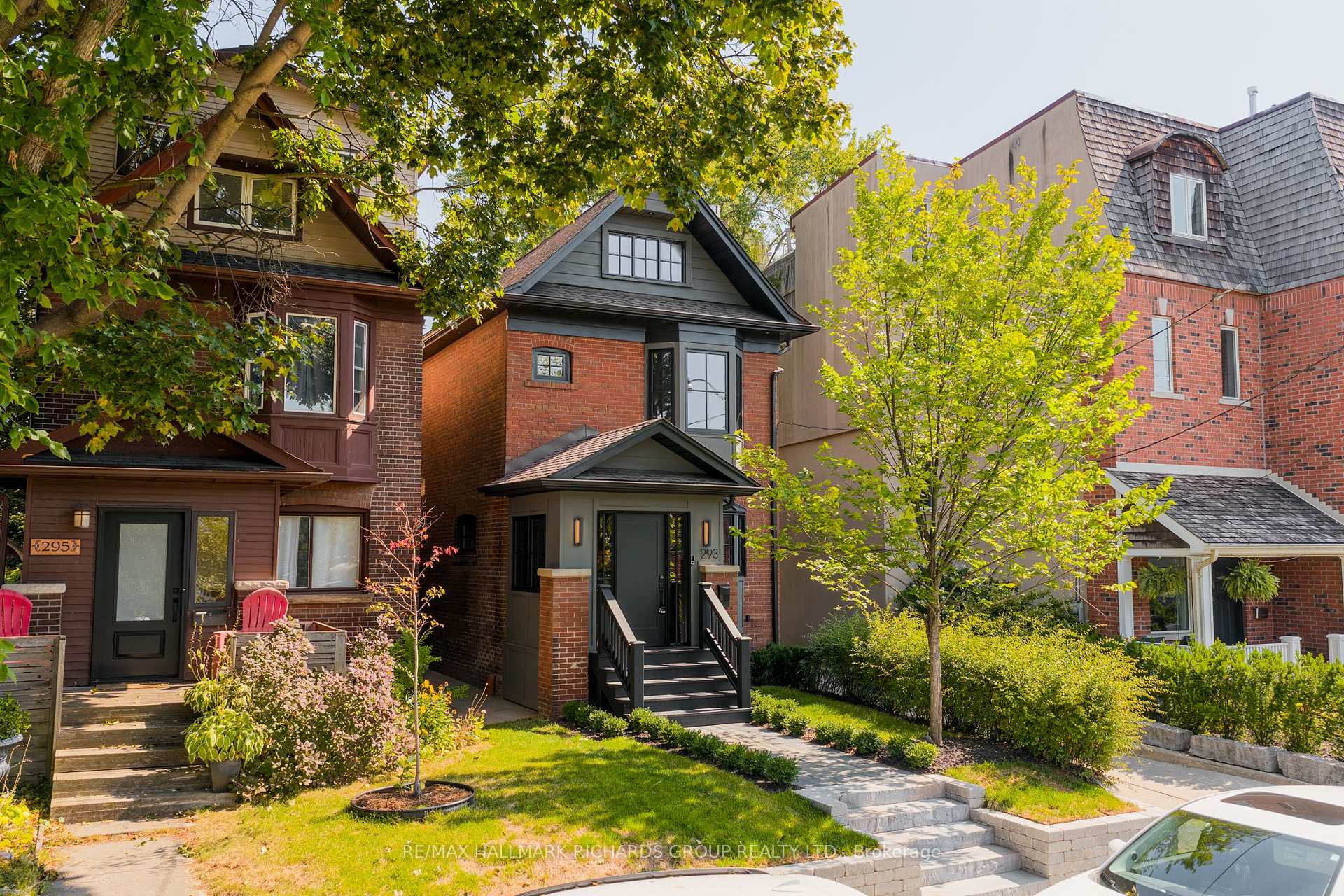 Front of 293 Kingswood Road