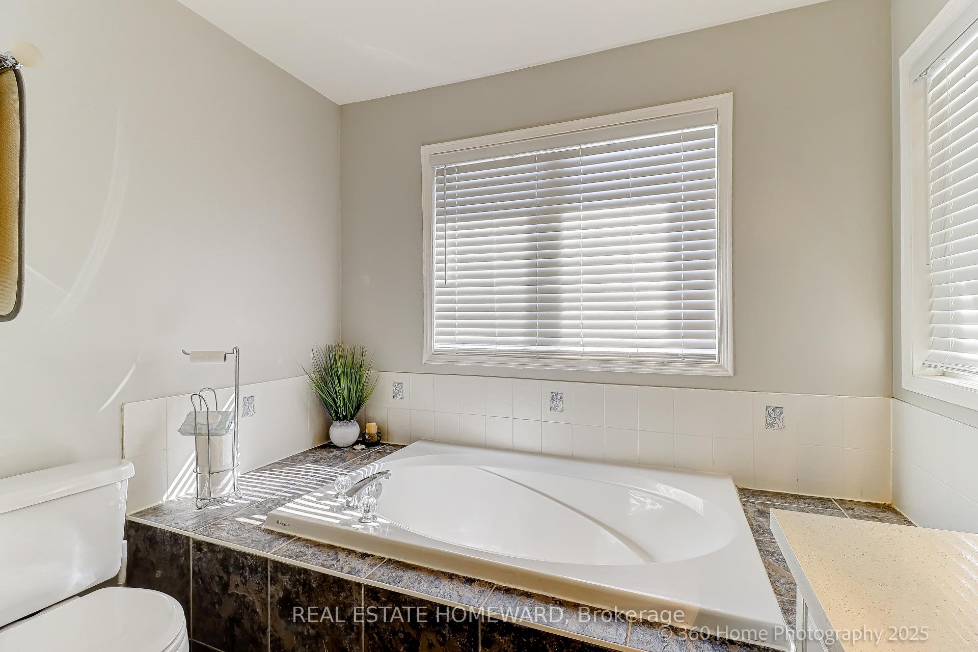 Photo 18 of 49 Ted Reeve Drive, Toronto, East End-Danforth — HOMEH