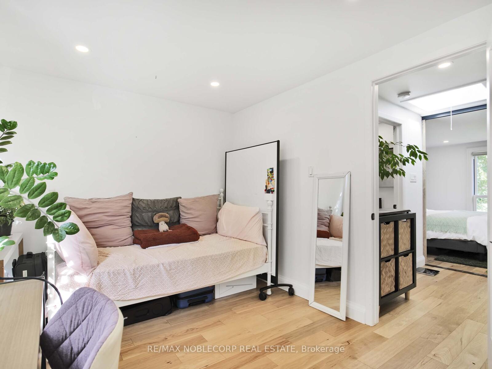 Photo 13 of 11 Hill crest Avenue, Toronto, Cabbagetown-South St. James Town — HOMEH